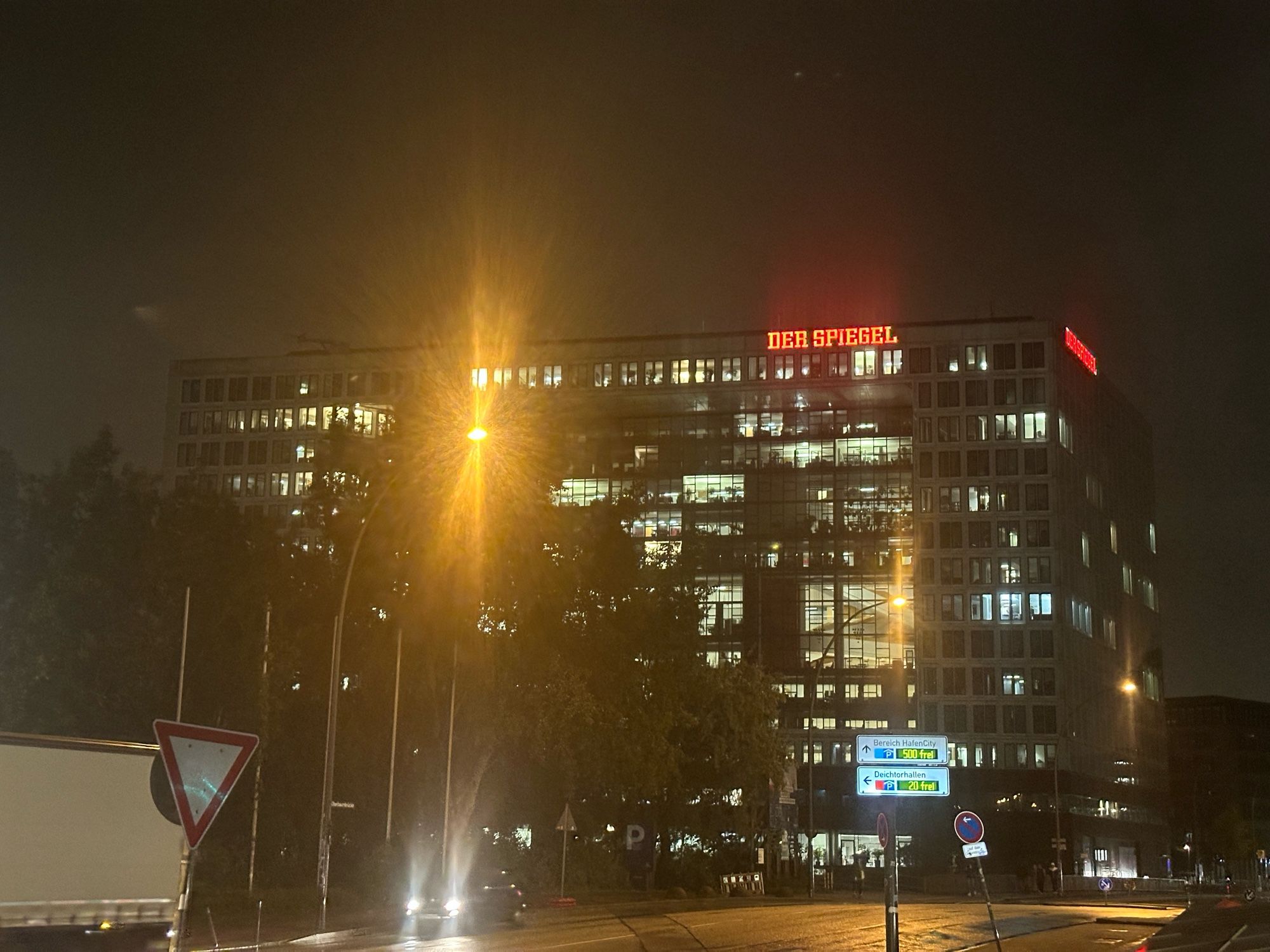 Das Spiegel-Haus in Hamburg im abendlichen Regen.