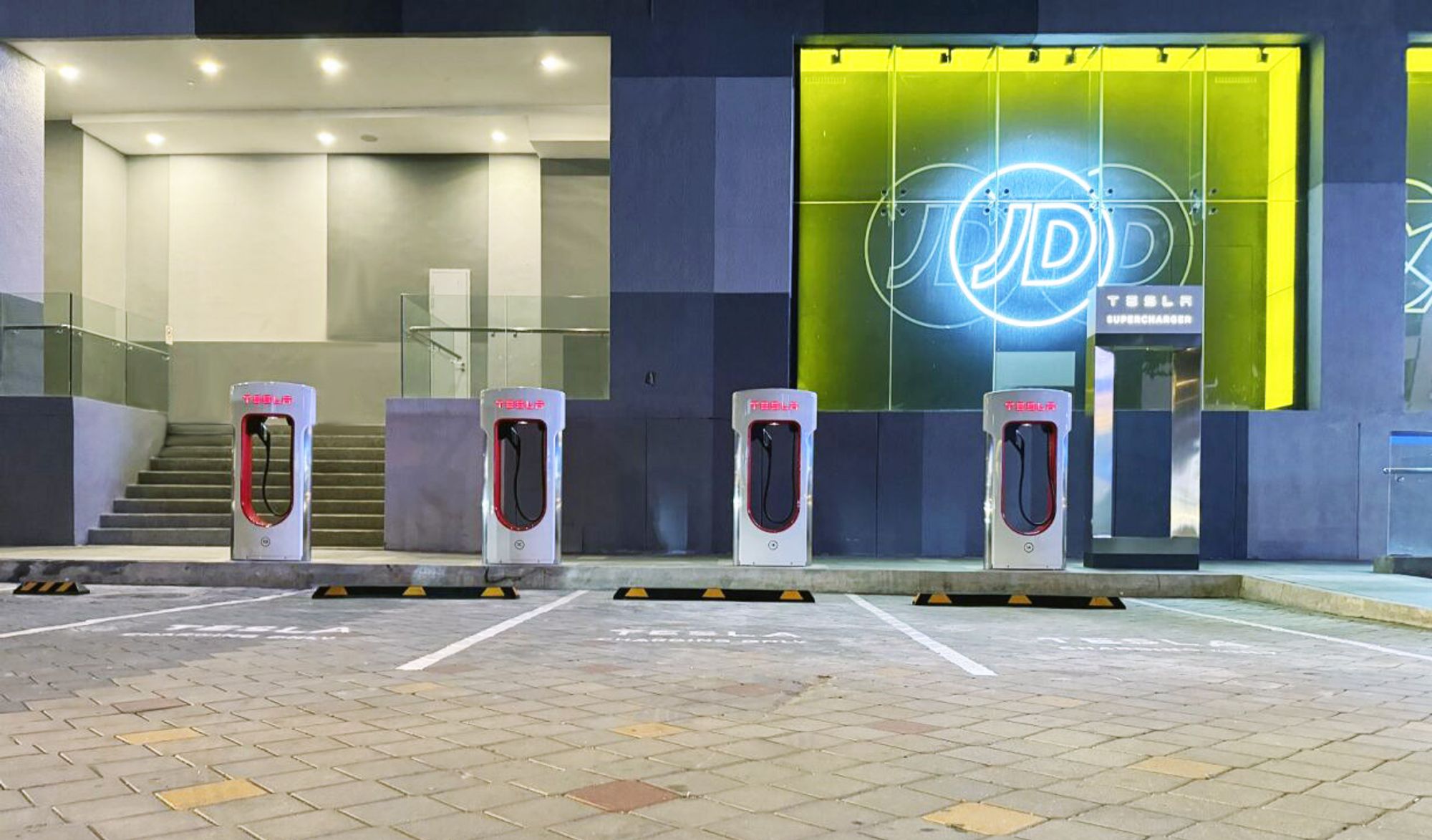 The first Tesla Supercharger station in Penang is now available at Sunway Carnival in Seberang Jaya on the mainland side. The station adds 4 charging points to Tesla’s Supercharger network in Malaysia. There are also 12 Destination Charging points, located at The Ship Campus in Batu Kawan and All Seasons Place on the island.

#tesla #teslamalaysia #teslamotorsMY #teslasupercharger #ev #bev #evcharging