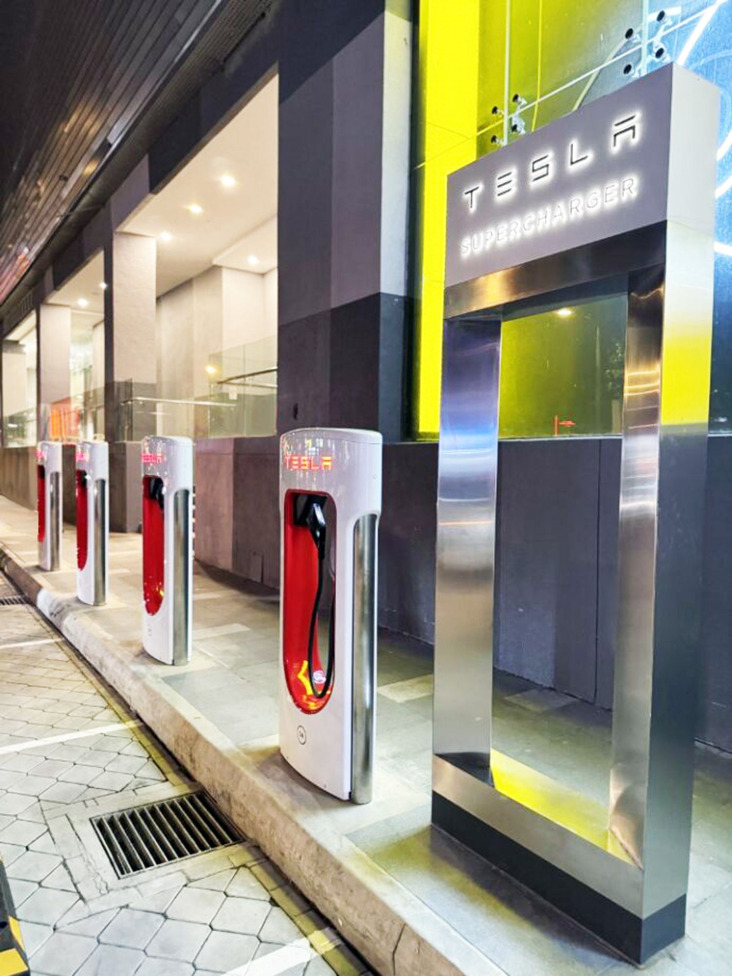 The first Tesla Supercharger station in Penang is now available at Sunway Carnival in Seberang Jaya on the mainland side. The station adds 4 charging points to Tesla’s Supercharger network in Malaysia. There are also 12 Destination Charging points, located at The Ship Campus in Batu Kawan and All Seasons Place on the island.

#tesla #teslamalaysia #teslamotorsMY #teslasupercharger #ev #bev #evcharging