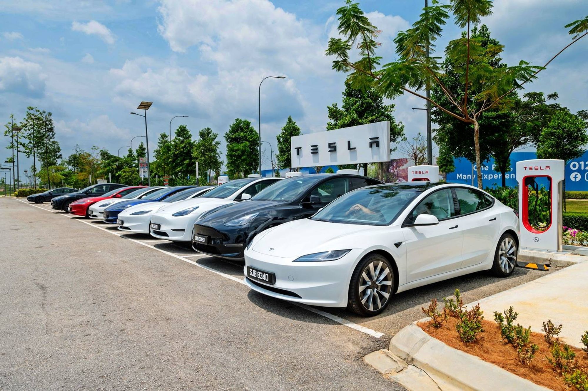 Gamuda Cove has largest Tesla Supercharger station in Southeast Asia.
https://www.motaauto.com/gamuda-cove-has-largest-tesla-supercharger-station-in-southeast-asia/

#tesla #teslamalaysia #teslamotorsMY #teslasupercharger #ev #evchargingstation #bev #gamudacove #destinationcharger