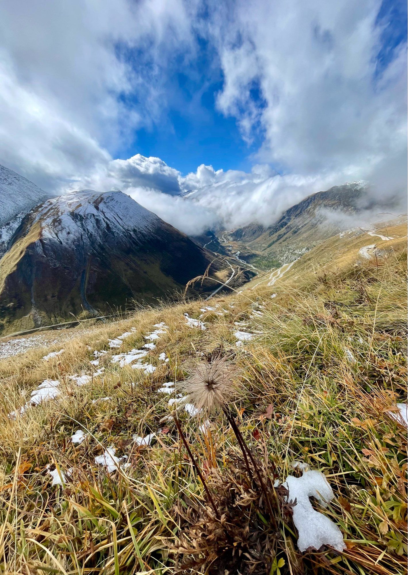 Oberhalb des Furkapasses Blick auf Berge und ins Tal