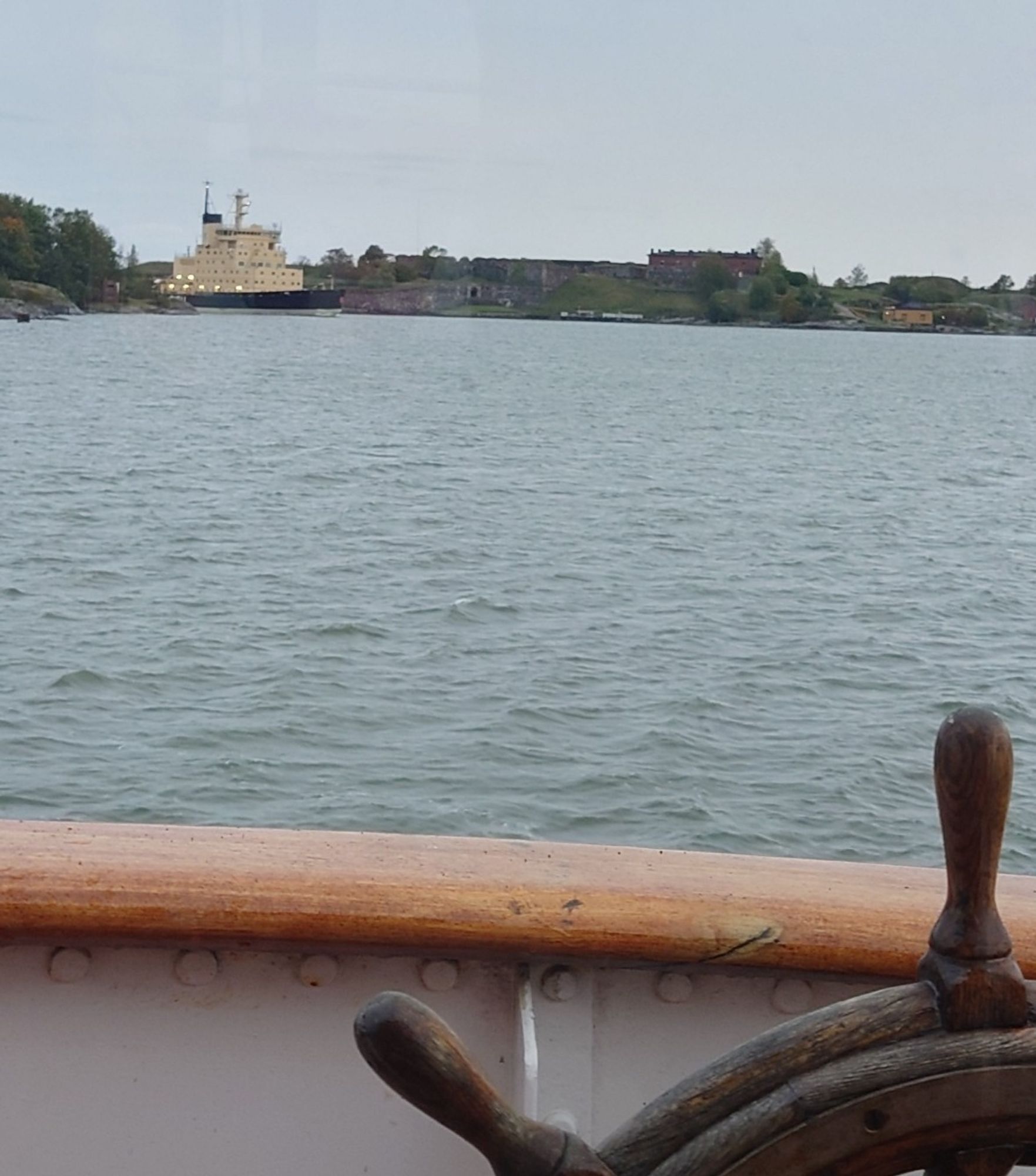 Icebreaker Sisu inbound through Kustaanmiekka, Helsinki