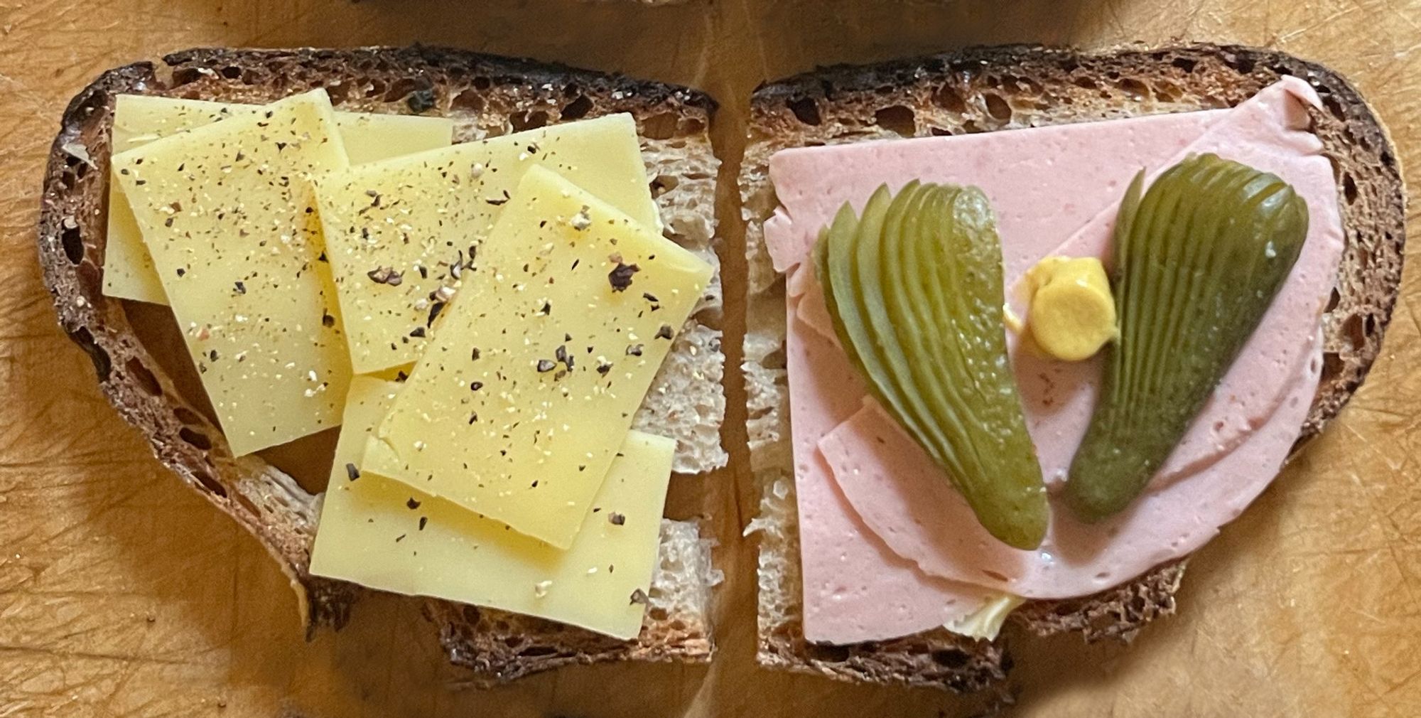 Das Genannte auf zwei Scheiben Brot