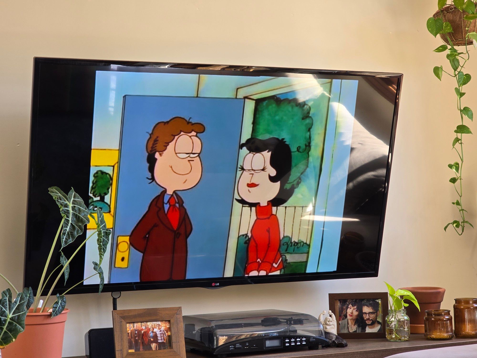 Imagem da TV com Jon Arbuckle se despedindo da veterinária Liz após um date de dia de ação de graças 