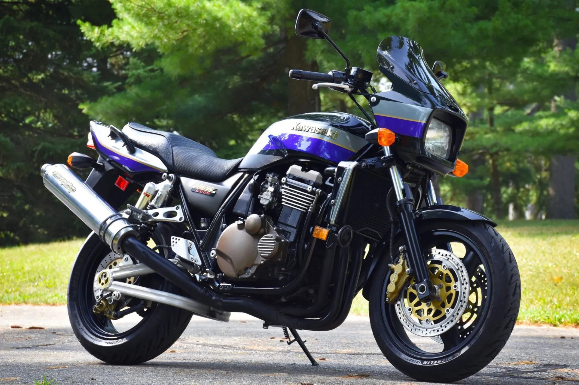 Kawasaki ZRX 1200 in blue/silver/black tricolor paint job