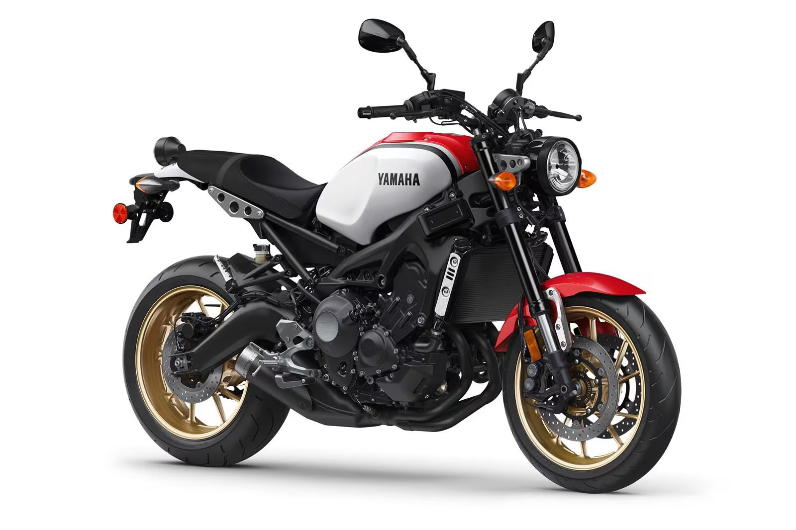 yamaha xsr900 in white and red 