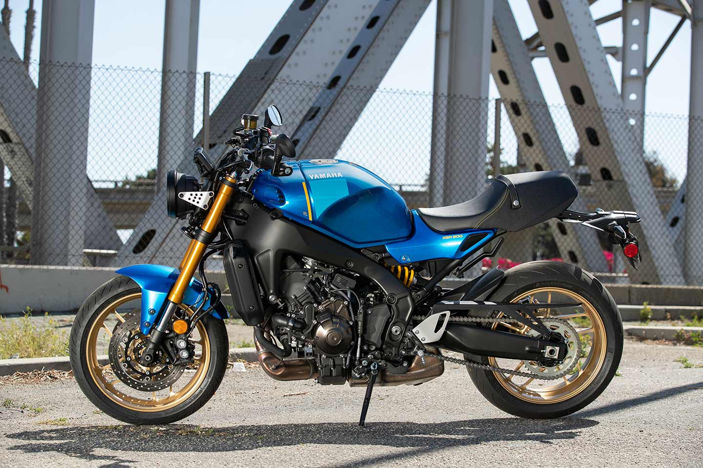 yamaha xsr900 in blue