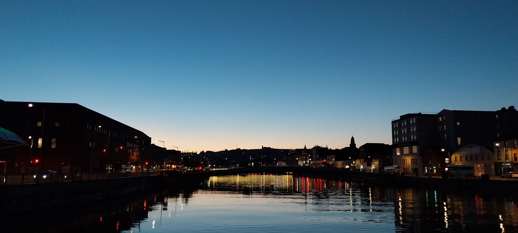 El Río Lee en Cork al atardecer. Foto tomada desde el Brian Boru Bridge