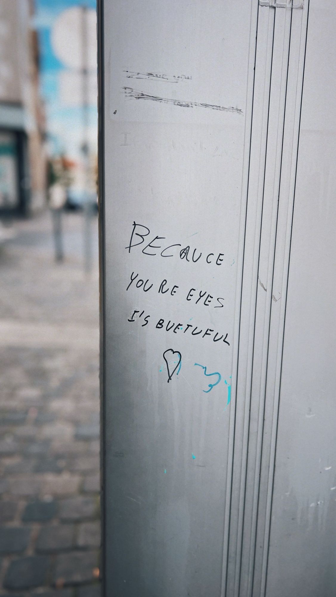 Petit graffiti trouvé en rue "Becauce you re eyes I’s buetuful".