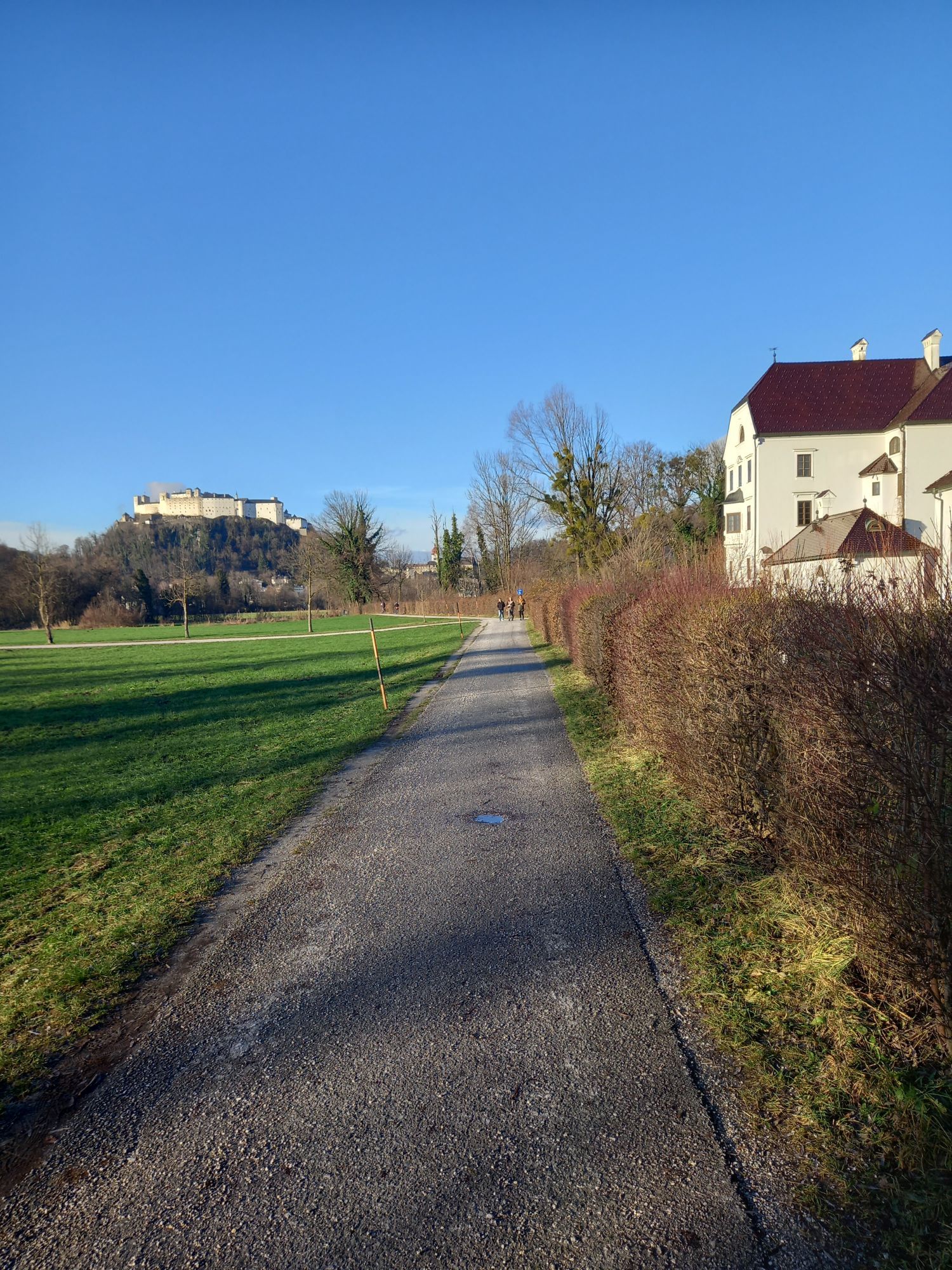 Wanderweg vor Salzburg, im Hintergrund erhebt sich die Festung Hohensalzberg.