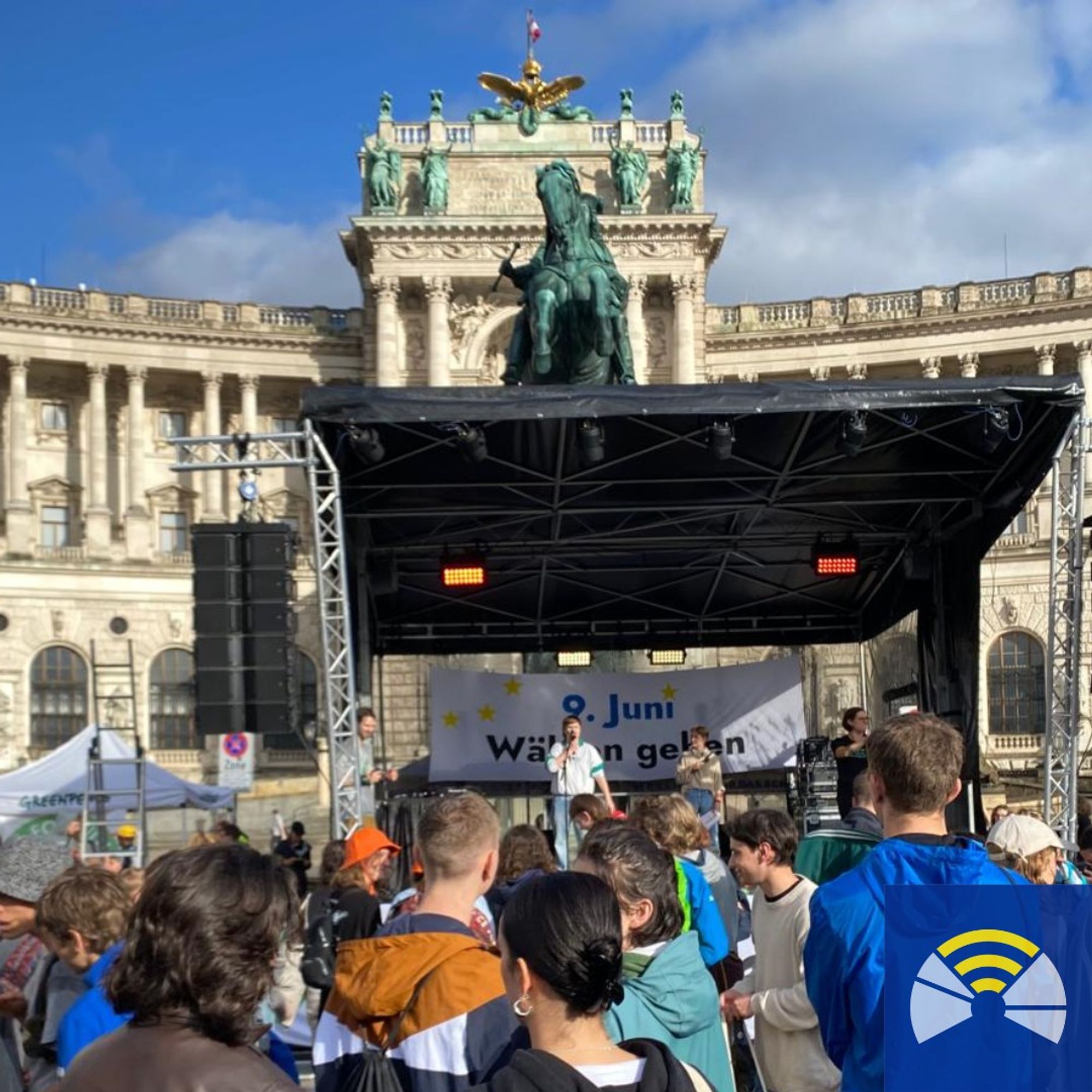 eine Gruppe von Menschen steht vor einem Gebäude