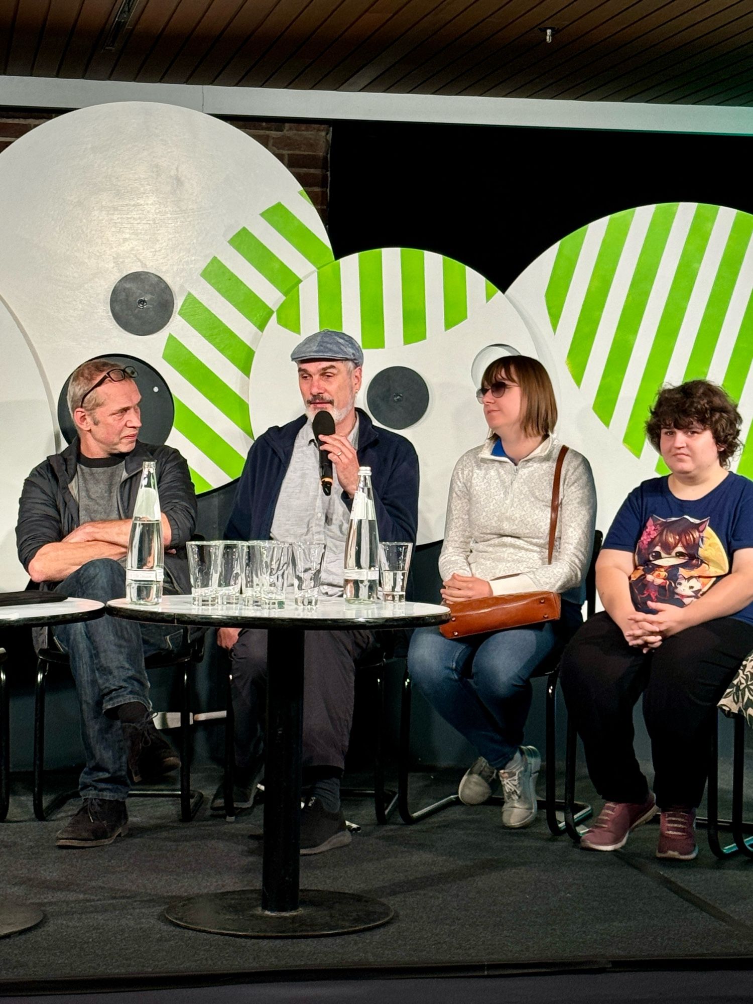 ¿Blinde hören¡ Präsentation des Workshops für blinde und sehbehinderte Menschen mit Reiner Delgado und Robbie Sandberg. Auf der Bühne werden die Macher interviewt.