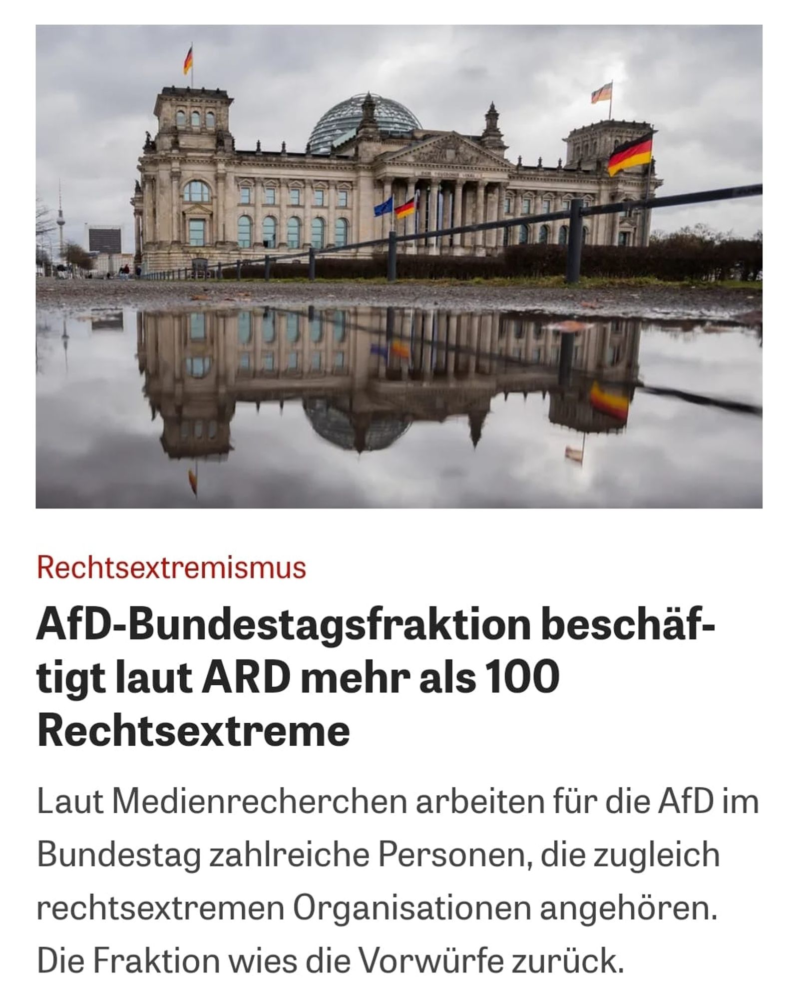 Einem Bericht des Bayerischen Rundfunks (BR) zufolge beschäftigt die AfD im Bundestag mehr als 100 Mitarbeiter, die rechtsextremen Organisationen angehören. Der BR bezieht sich dabei auf "interne Namenslisten" aus dem Bundestag und Mitarbeiterverzeichnisse der AfD-Fraktion, die der Sender habe einsehen können. Unter den betreffenden Mitarbeitern sind demnach etwa Aktivisten aus dem Umfeld der rechtsextremen Identitären Bewegung und Organisationen von Neonazis, sowie ein radikaler Burschenschaftler.