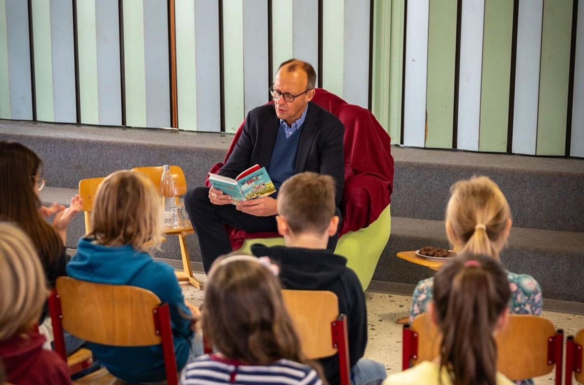 Friedrich Merz liest Kindern vor