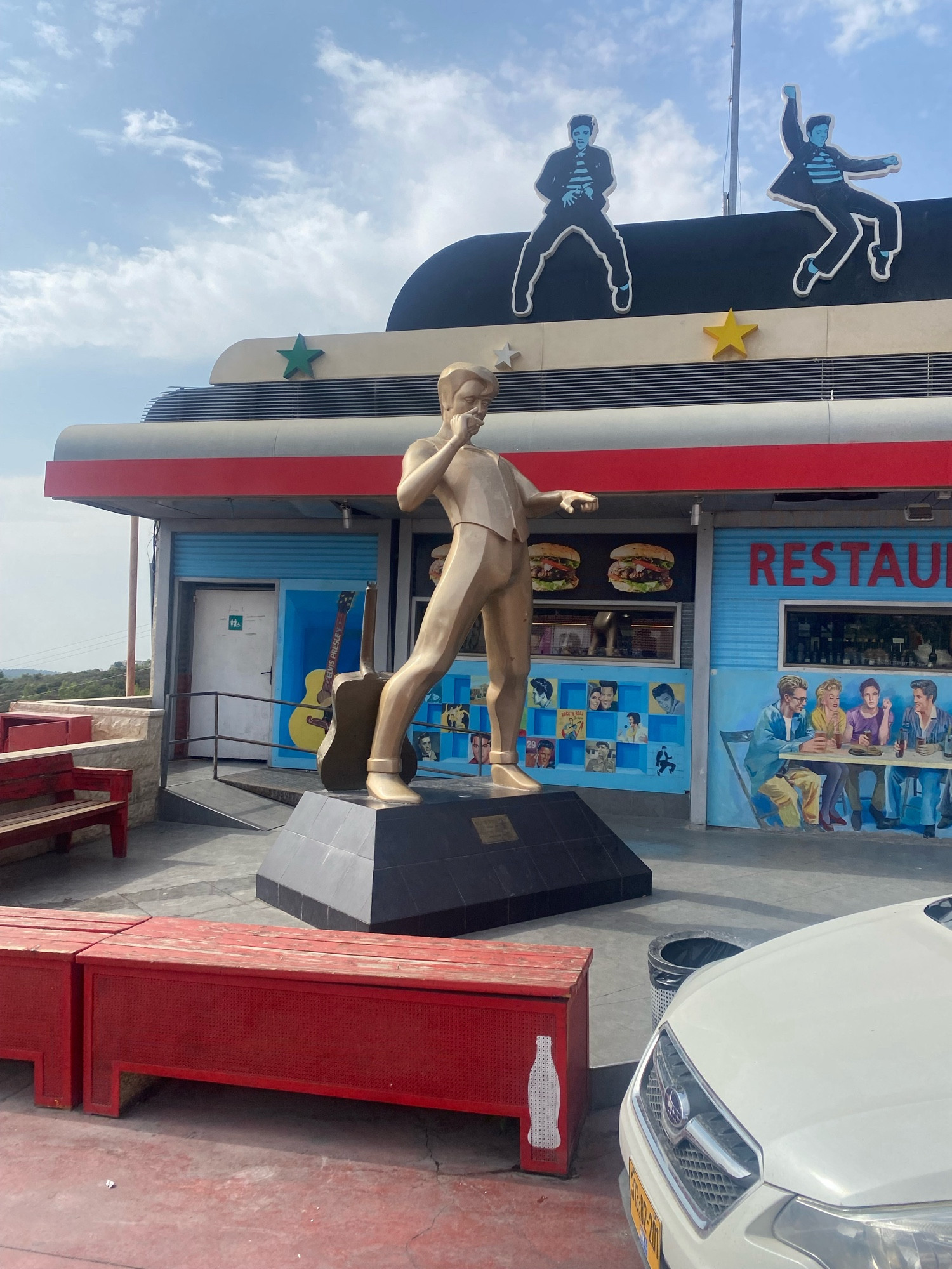 Statue dorée de Elvis, dans une posture suggestive, dans une station service de Jerusalem.