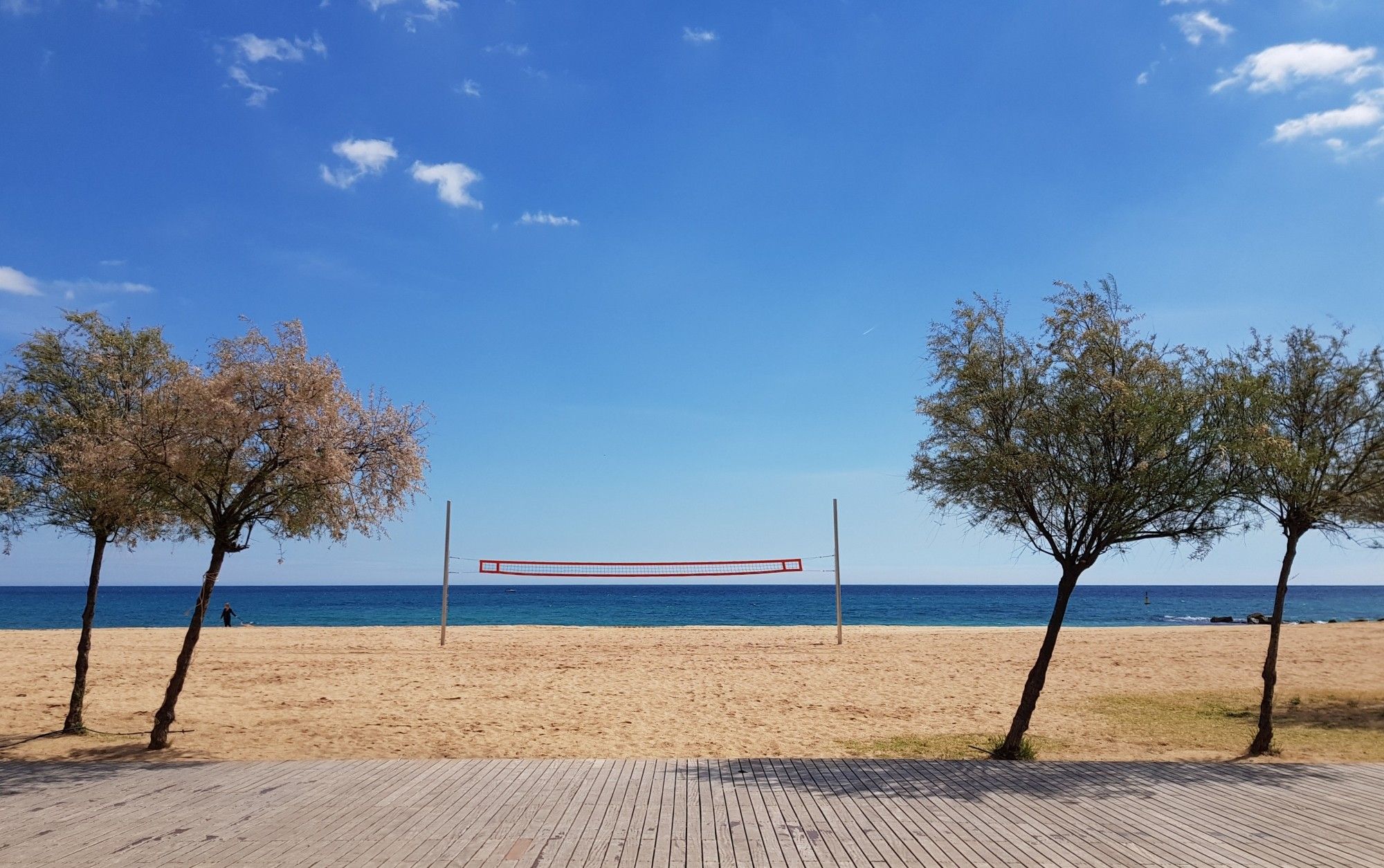 Strand met volleybal net