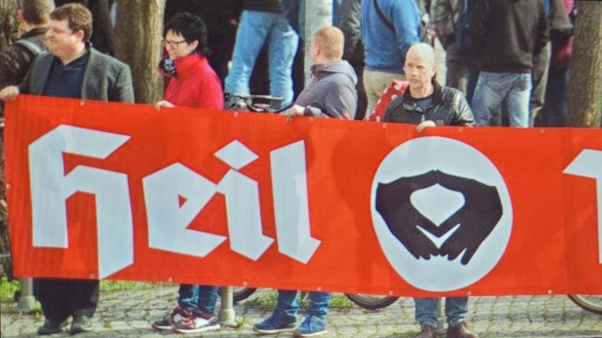 Hannes Loth (ganz links am "Heil Merkel"-Transparent) bei einer Demonstration des Neonazis Sven Liebich am 22. März 2017 in Halle/Saale | Screenshot RT Deutsch via lsa-rechtsaussen.net