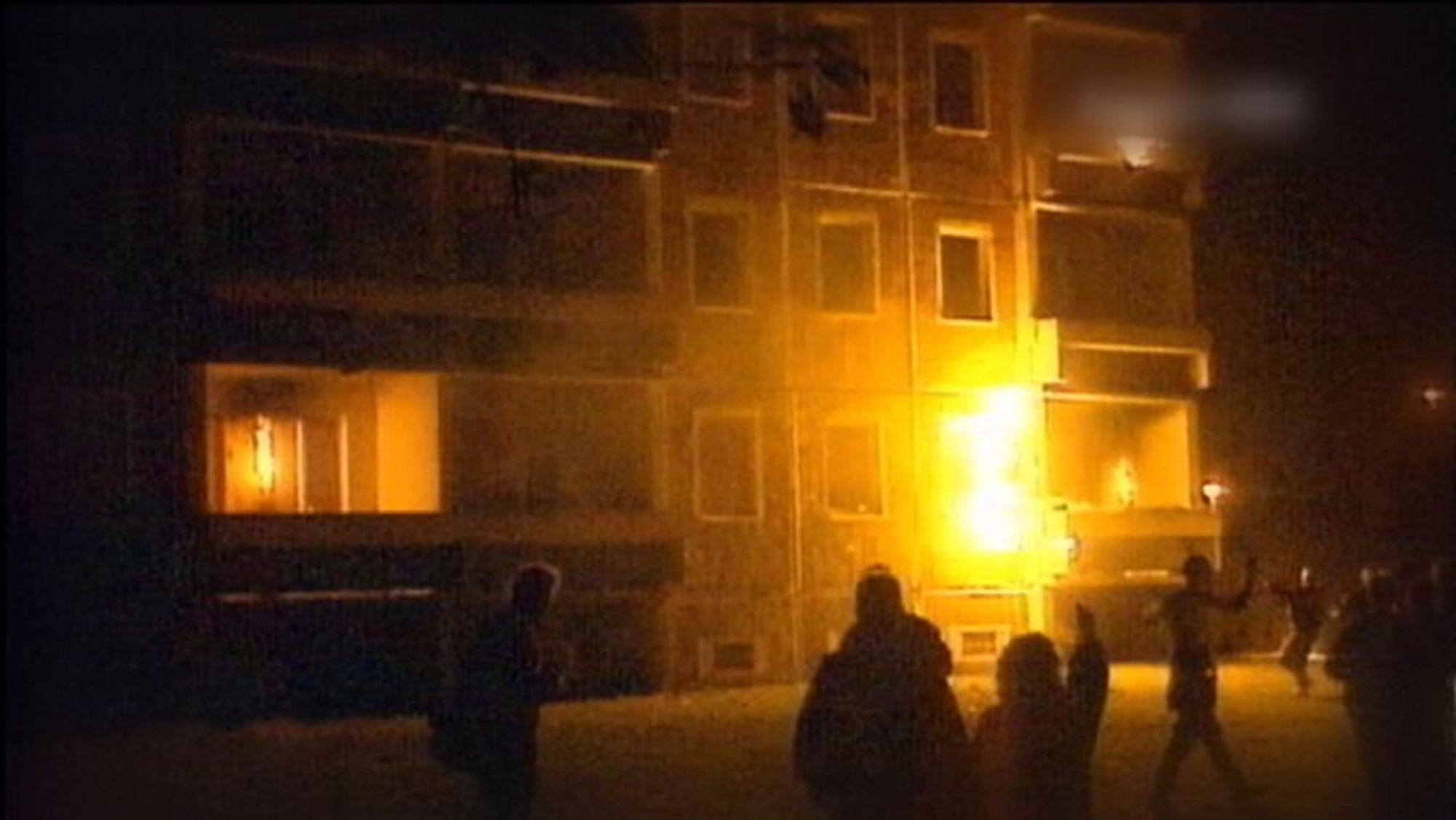 Ein rassistischer Mob entzündet ein mehrheitlich von Vietnamesen bewohntes Haus in Rostock-Lichtenhagen. (Screenshot: YT/Doku)