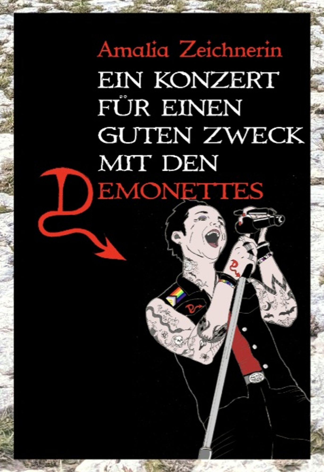 Buchdeckel von Ein Konzert für einen guten Zweck mit den Demonettes, von Amalia Zeichnerin. Der Titel in weiß und rot vor schwarzem Hintergrund. Das große D hat einen Schwanz mit Pfeil am Ende, es findet sich auch als Handgelenktattoo bei der gezeichneten weißen Person mit kurzen zurück gegelten Haare, schwarzer Weste mit Prideflagge, die leidenschaftlich in ein Mikrofon singt.