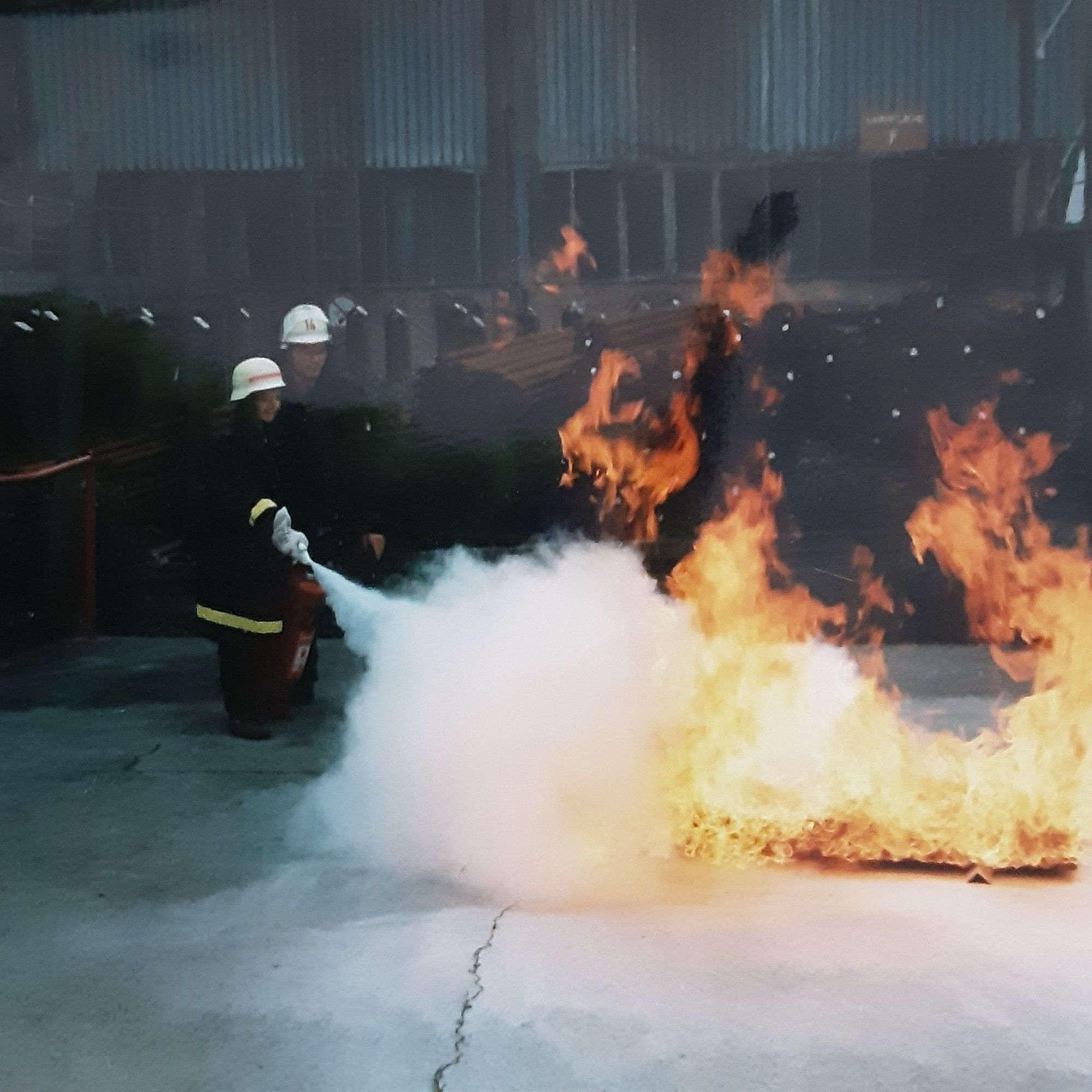 Ich bei der Berufsfeuerwehr Köln, mit viel zu großer Schutzausrüstung beim Löschen,  ich hab übrigens alle Feuer gelöscht!