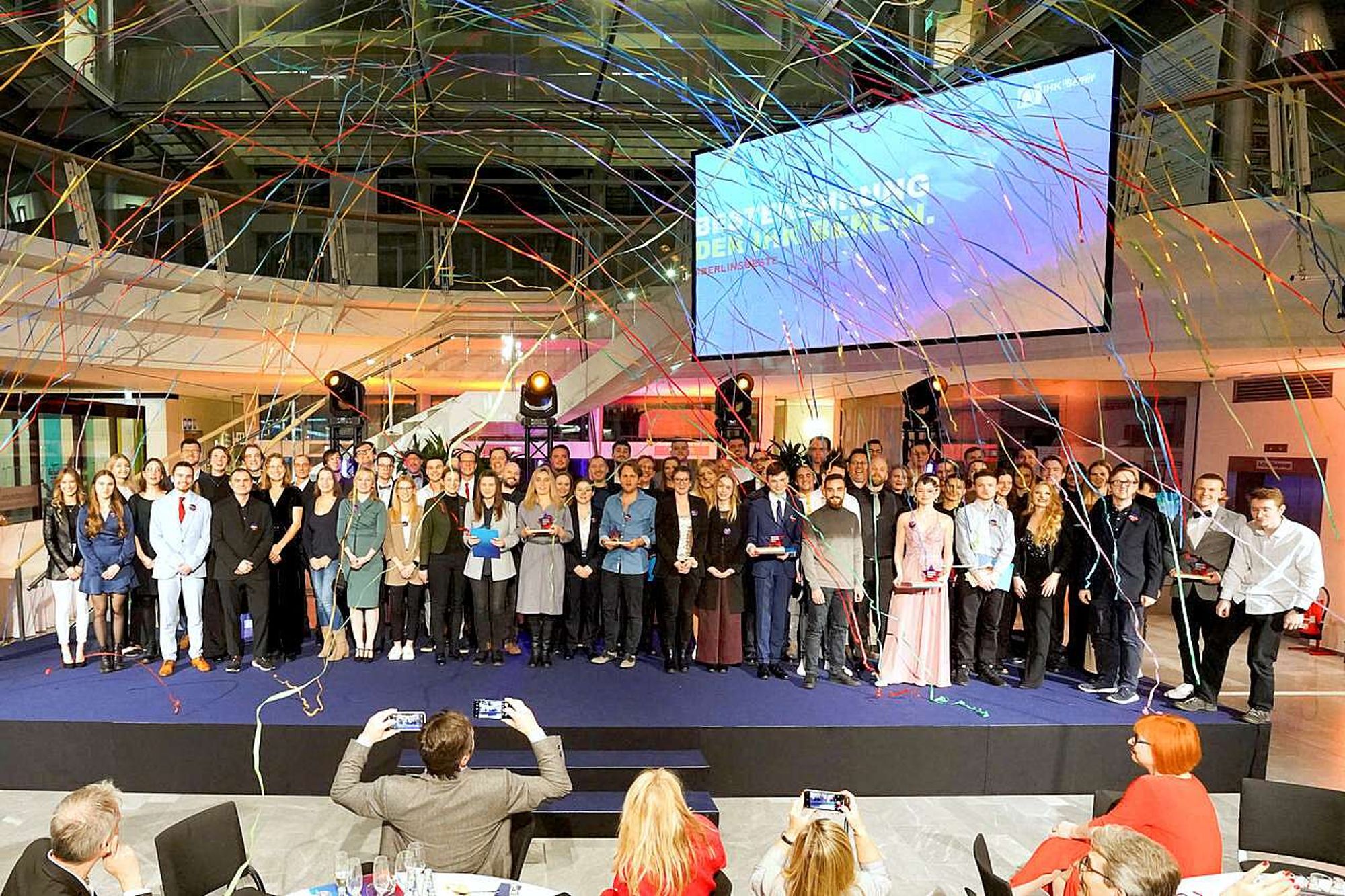 Die ausgezeichneten Absolvent:innen bei der Bestenehrung auf der Bühne. Foto: Jens Ahner