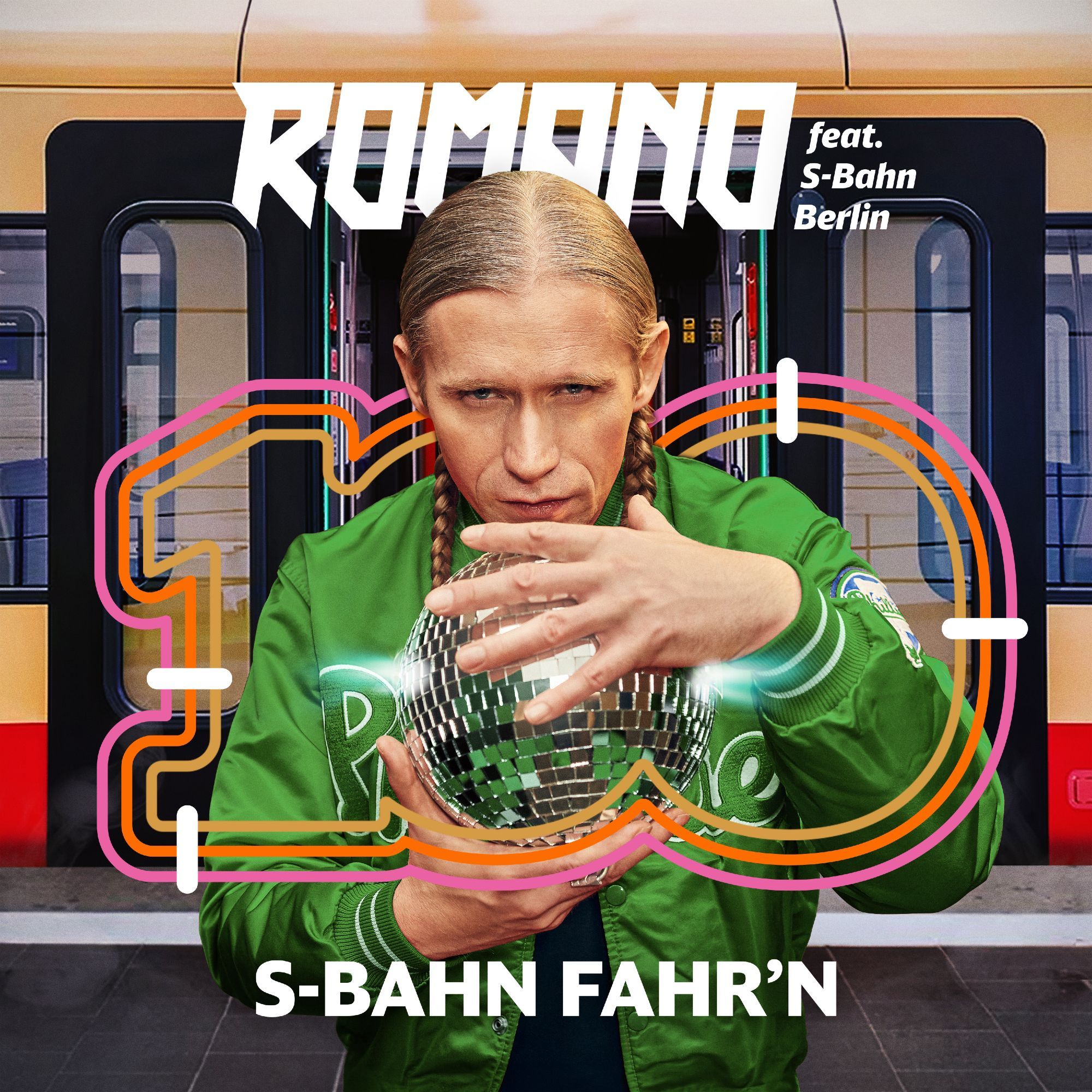 Cover der Single "Romano - S-Bahn fahr'n": Romano beschwört wie ein Wahrsager eine Discokugel in seinen Händen, seit Oberkörper ragt durch eine stilisierte 100, im Hintergrund ein S-Bahnzug. Foto: © Christina Stivali