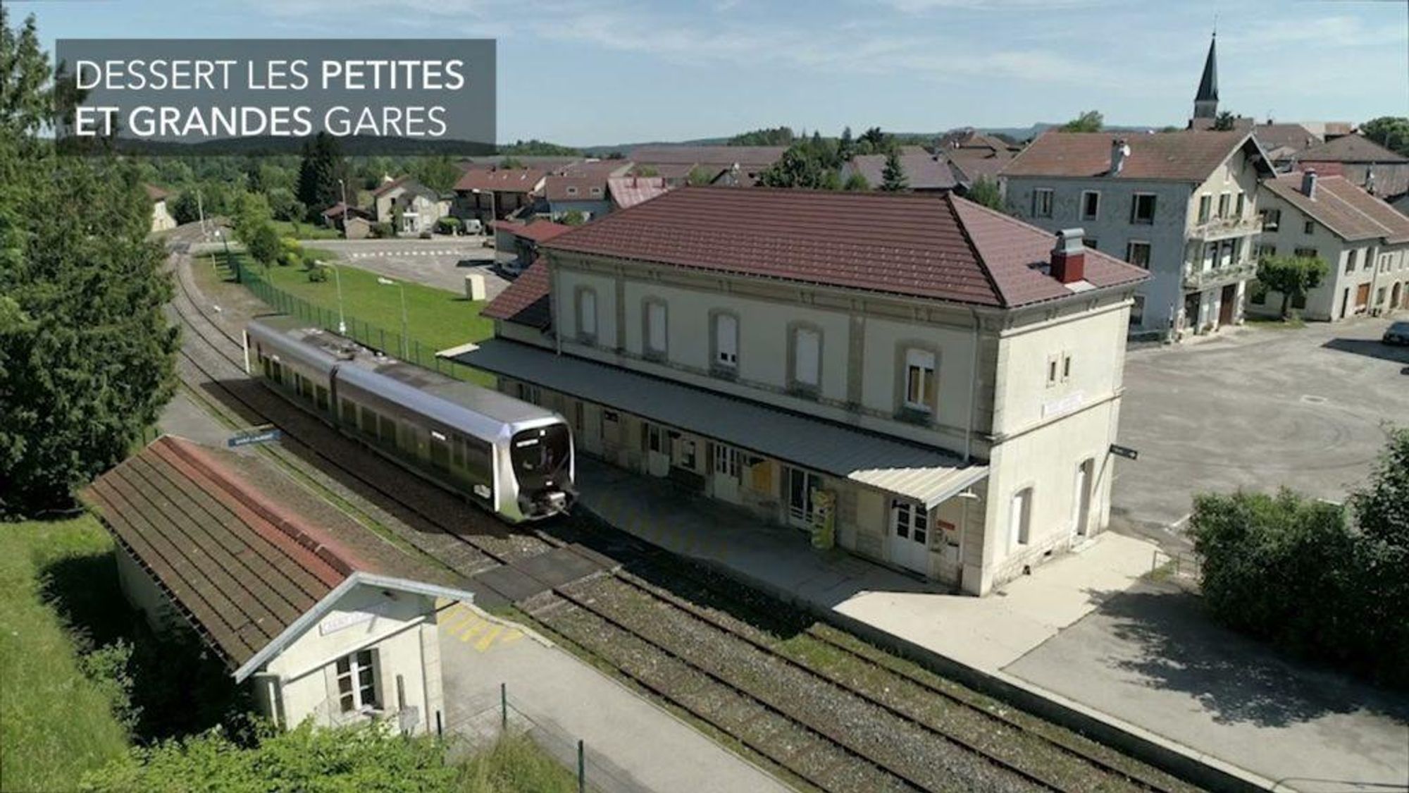 Image de synthèse représentant une rame SNCF TELLi dans une gare de province en France