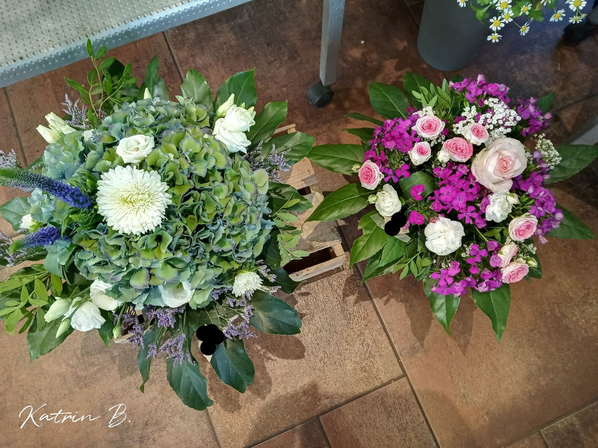 Linker Strauß mit großer grün-blauer Hortensie, Astern und Veronica.
Rechter Strauß, etwas kleiner, mit Trossrosen in rosa, Bartnelken in pink.