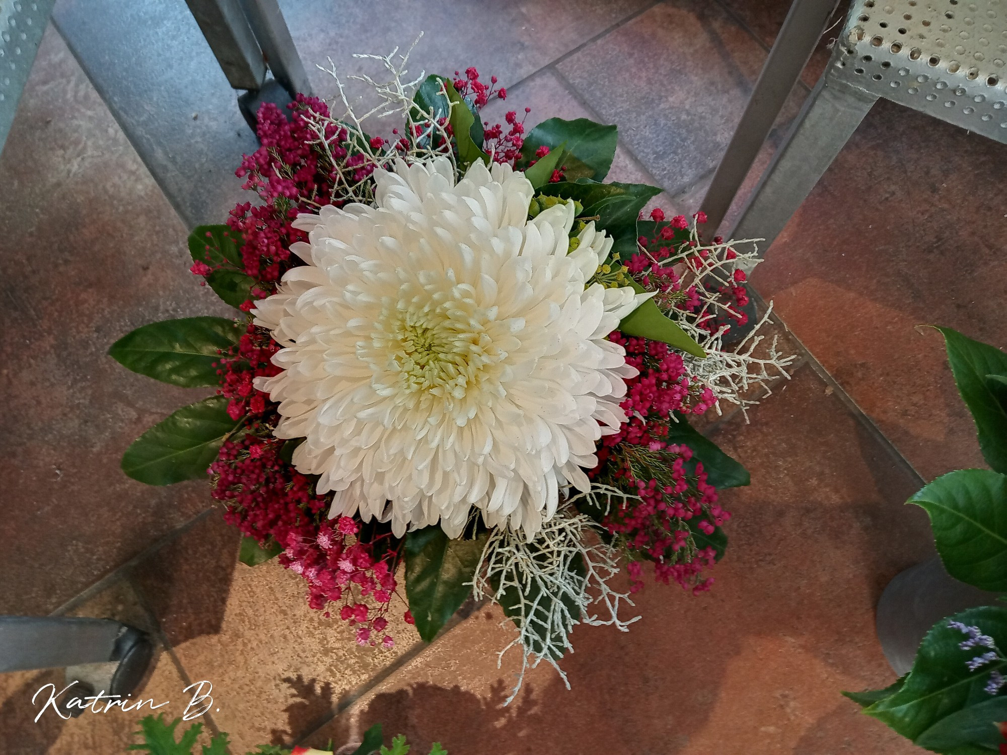 Strauß mit einer großen, weißen Chrysantheme in der Mitte