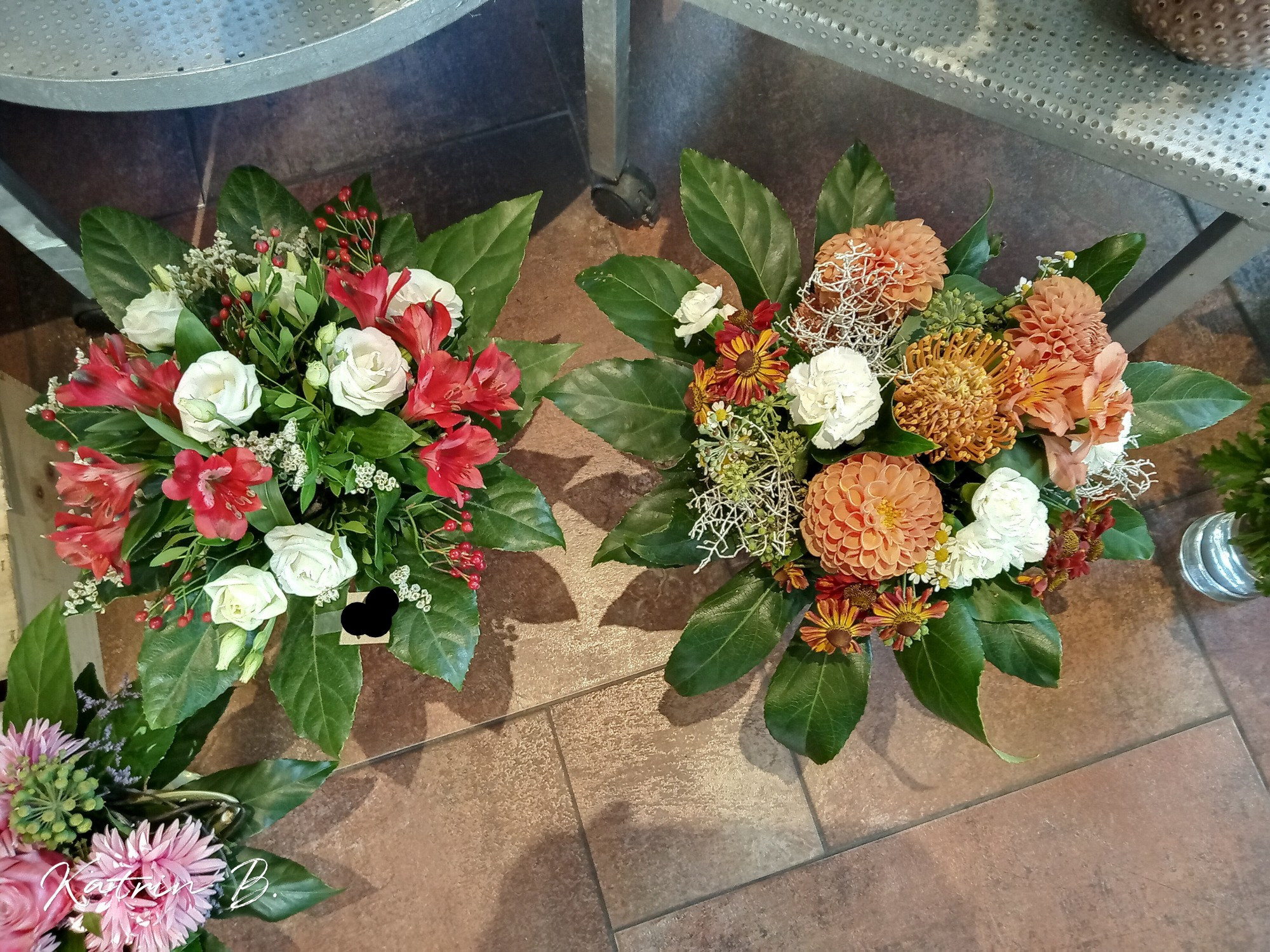 Linker Strauß mit weißen Eustoma und roten Alstromerien, rechter Strauß mit Dahlien, Hellenium und Nadelkissen-Protee in orange sowie Spraynelke in weiß.