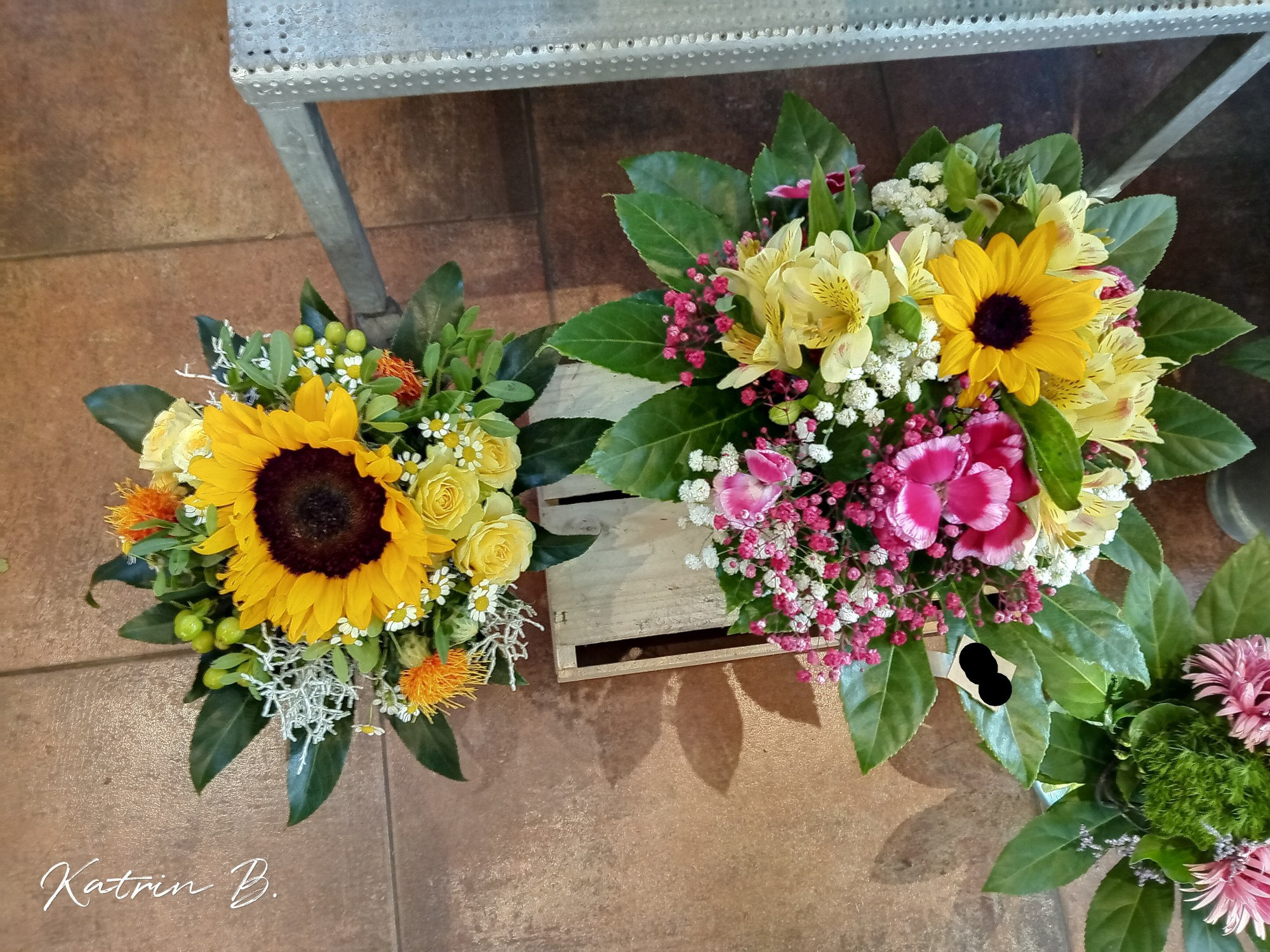 Linker Strauß mittlerer Größe mit Sonnenblume in der Mitte und gelben Trossrosen.
Rechter Strauß etwas größer mit Mini-Sonneblume, gelbe Alstromerien, rosafarbenen Spraynelken u. rosa Schleierkraut