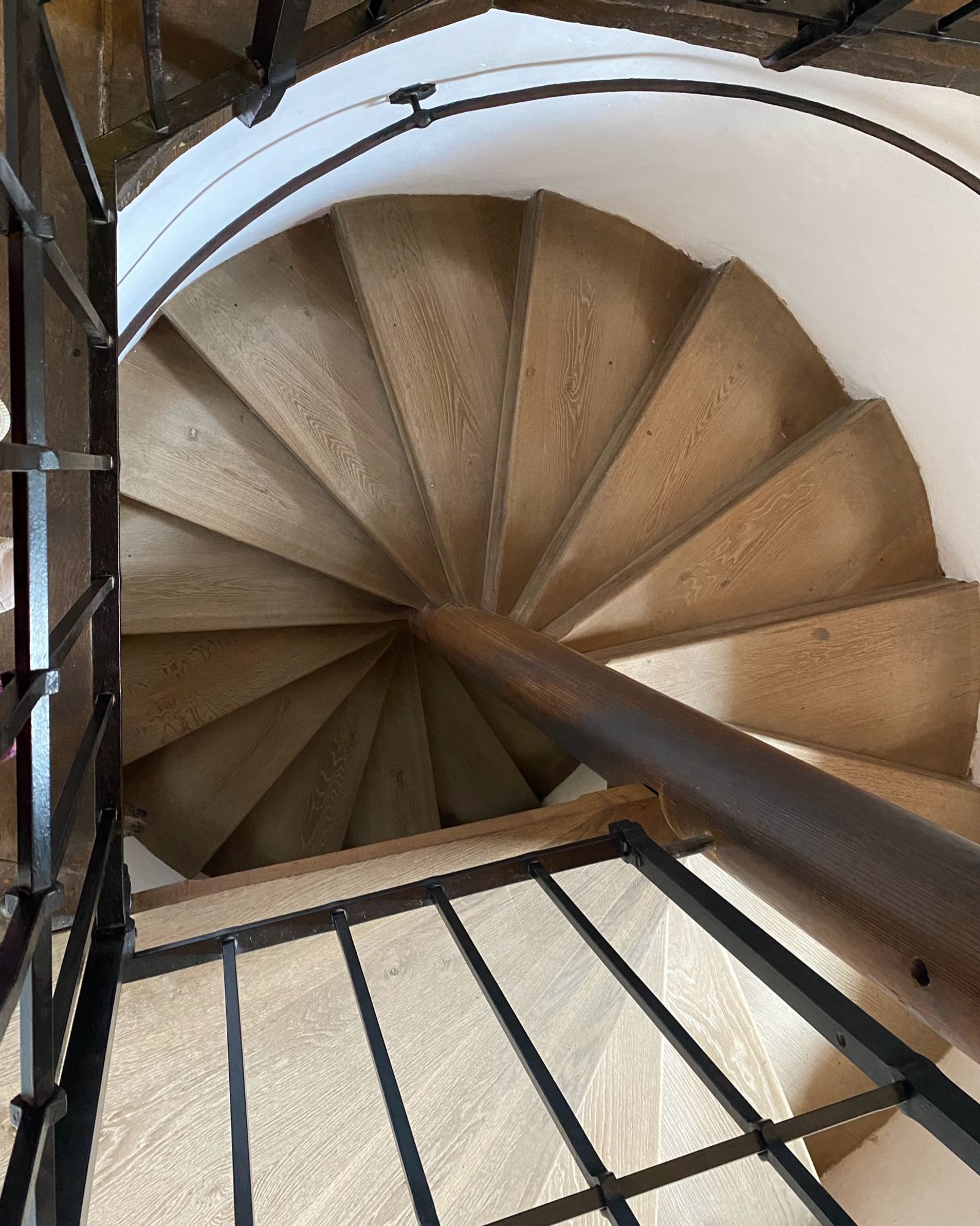 Blick in das Stiegenhaus einer Wendeltreppe aus Holz.