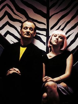 Bill Murray et Scarlett Johanson, scène du film Lost in translation de Sofia Coppola. 