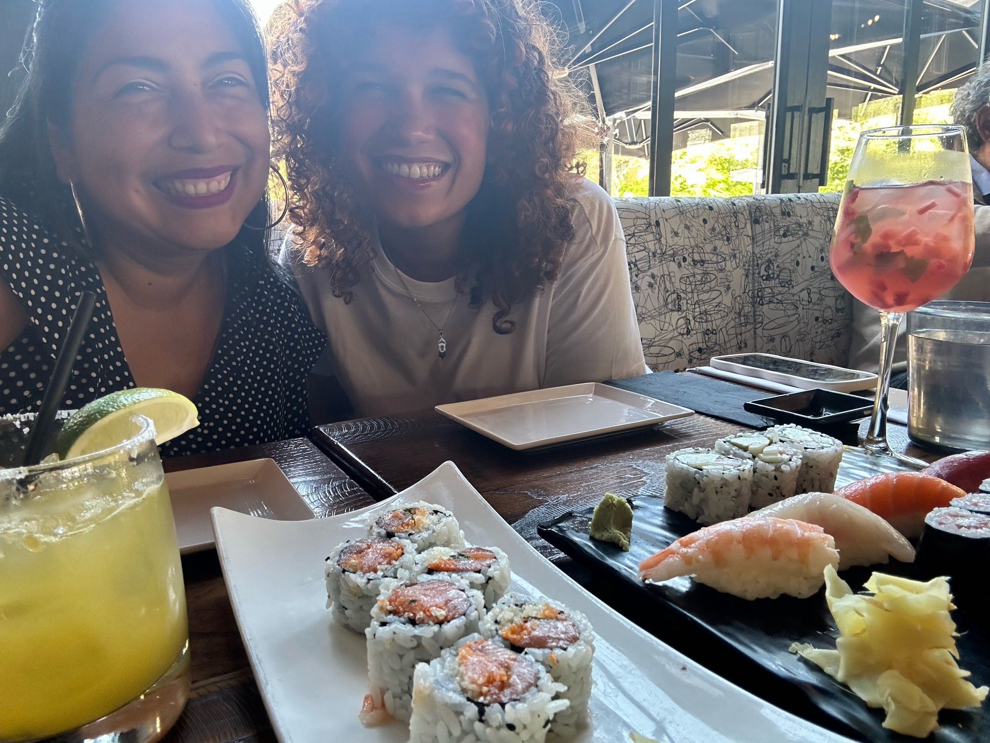 Two scholars from Latinoamérica, representing GeoLatinas, smiling at the camera while they enjoy lunch together