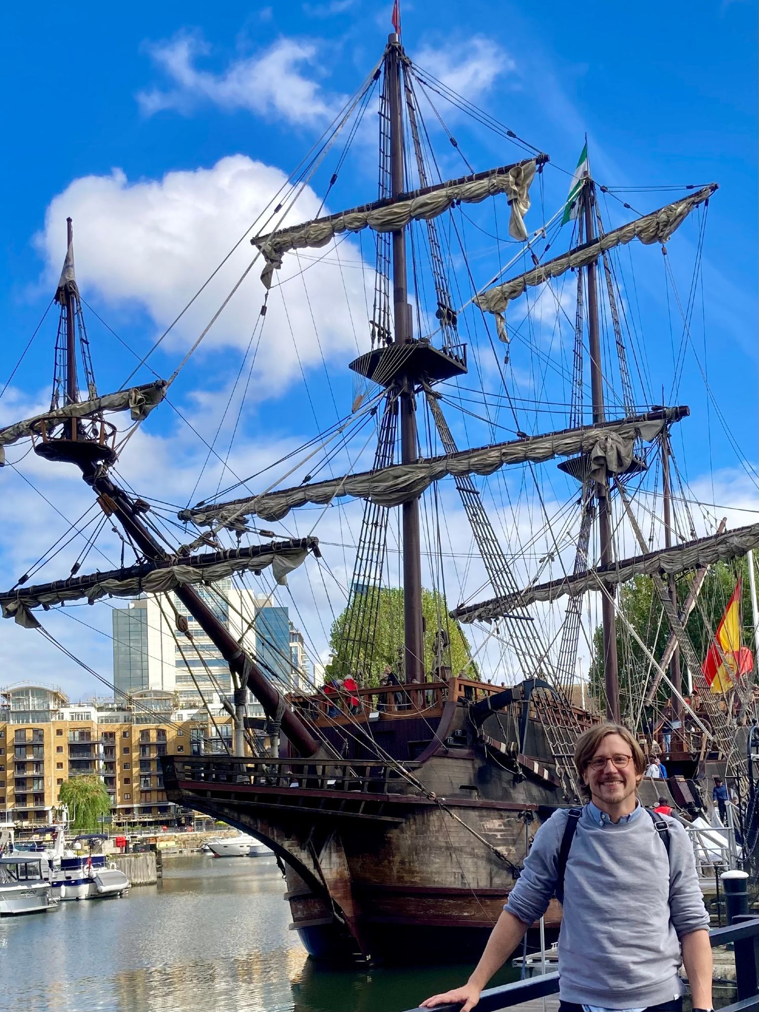 Standing in front of the Galeon Andalucía replica (from another perspective), good weather, Spanish flag is flying.