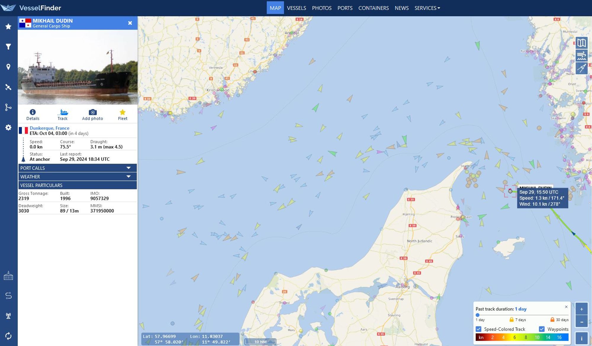 Screenshot eines Trackers für Schiffe. Zu sehen sind der Kurs, gekennzeichnet als Linie eines Schiffes und viele andere Schiffe, die farblich gekennzeichnet sind.