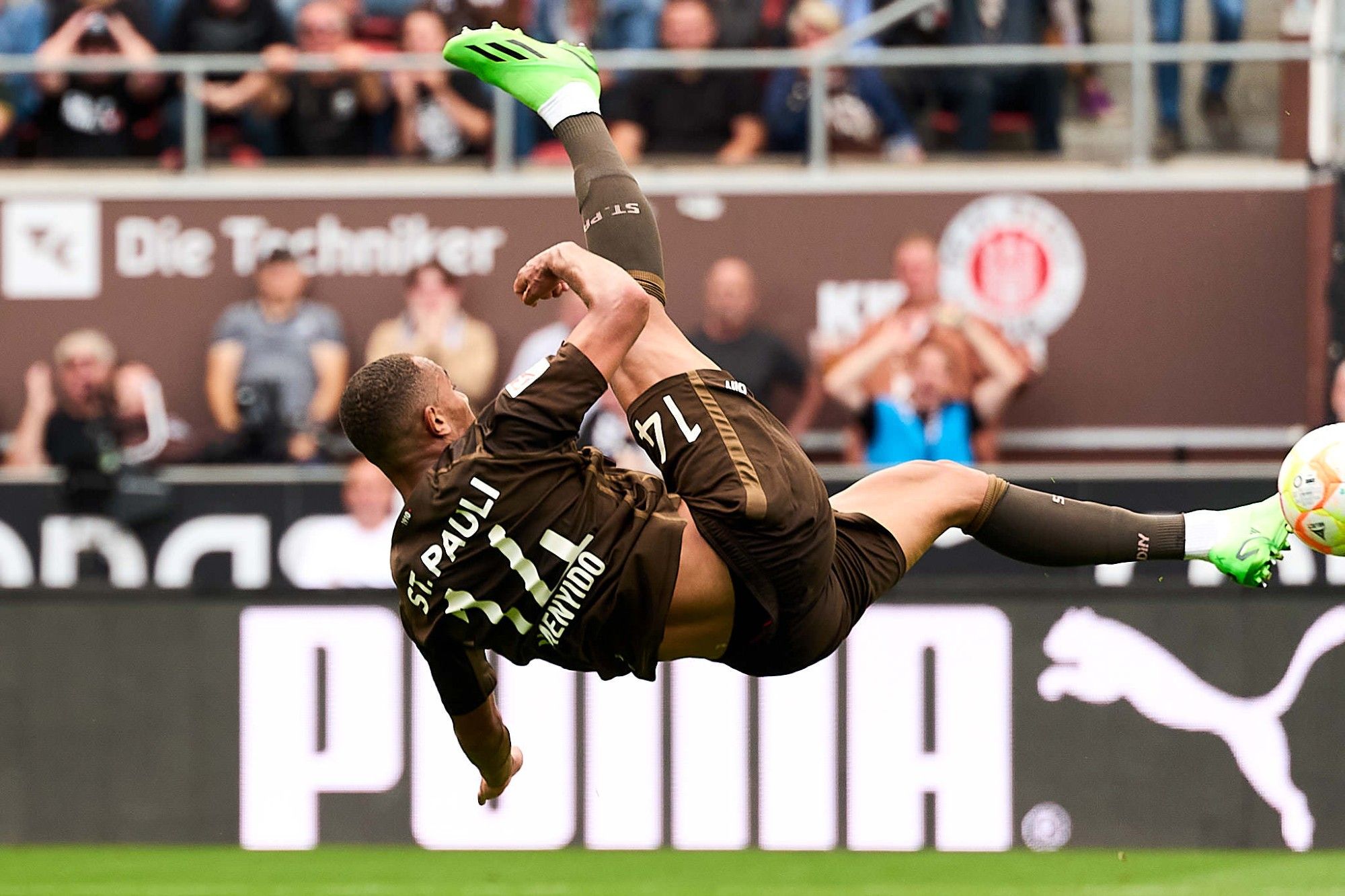 Etienne Amenyido trifft den Ball nicht richtig