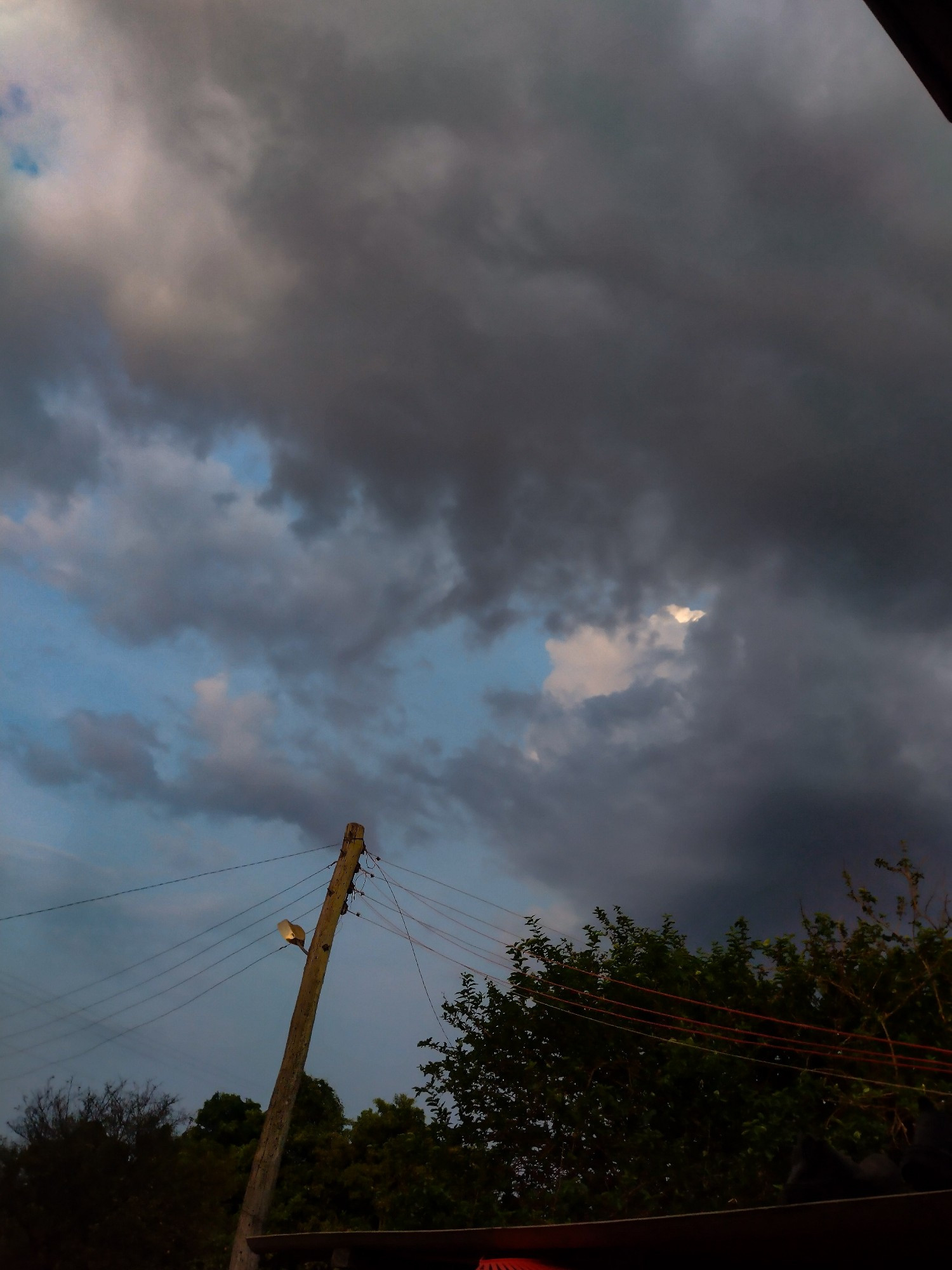 Foto do céu com um tempo de chuva chegando