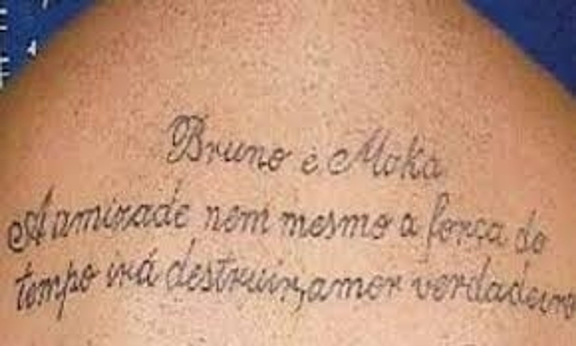 Tatuagem do Macarrão escrito: "Bruno e Maka. A amizade nem mesmo a força do tempo irá destruir amor verdadeiro"