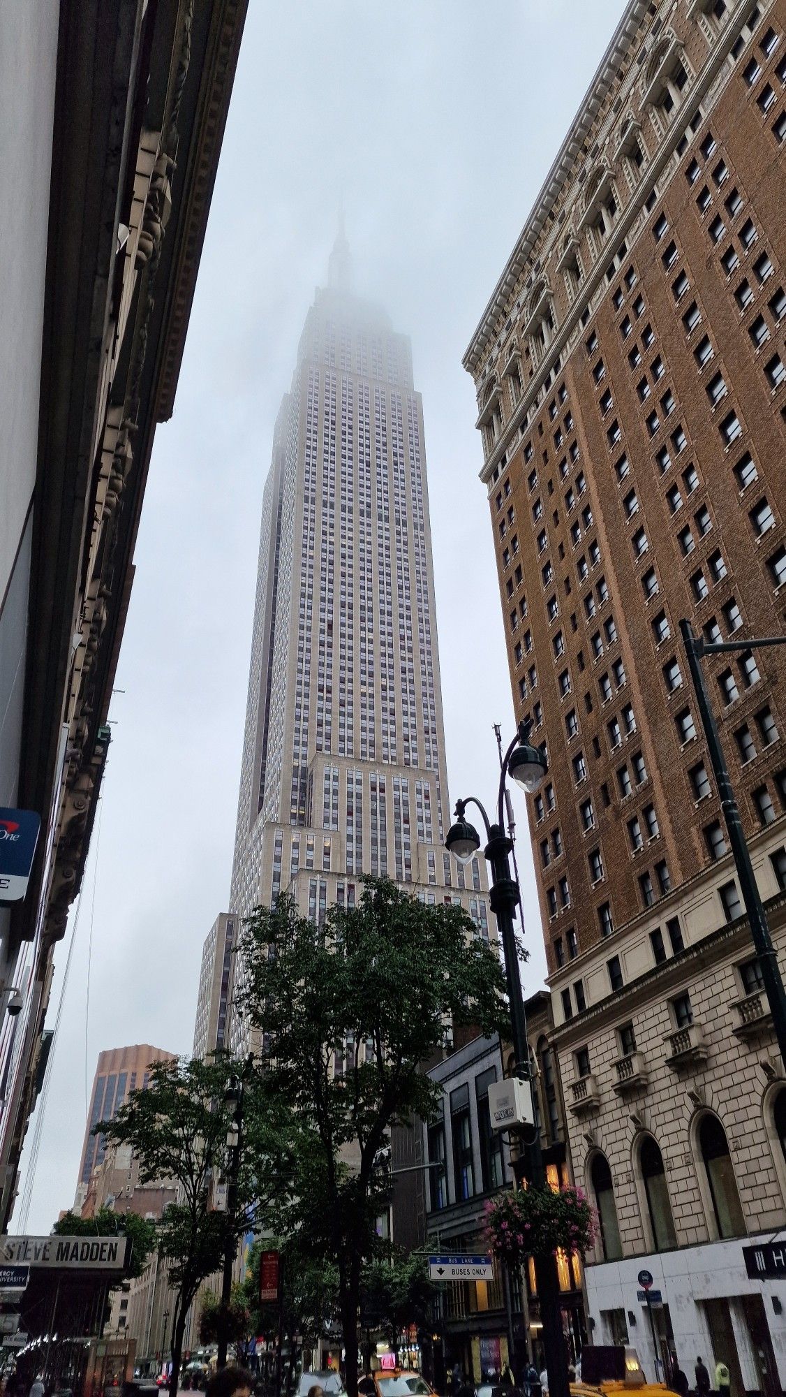 El Empire State, visible solo en parte por las nubes que ocultan su parte superior.