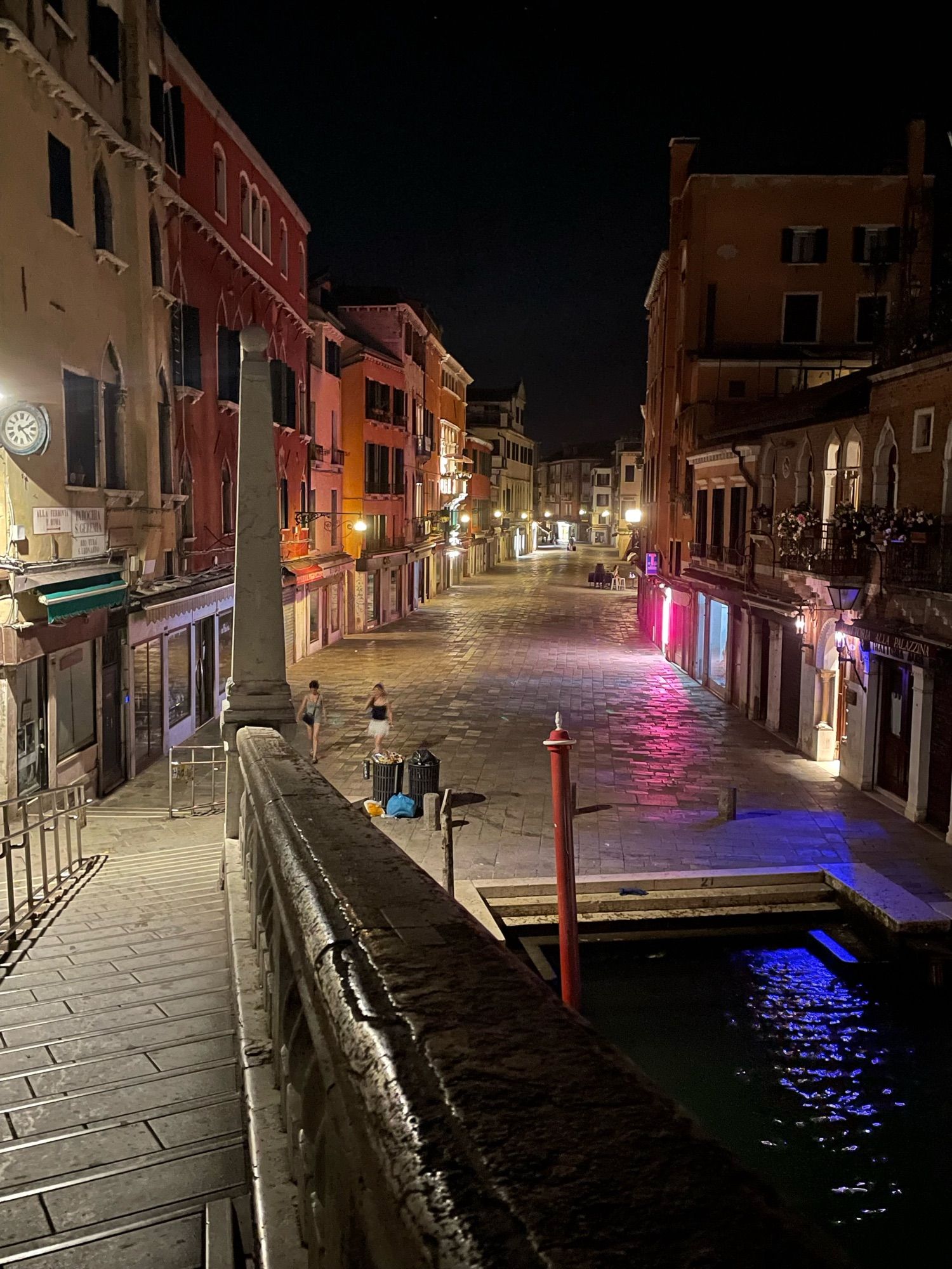 Blick in eine Straße in Venedig nachts, leer.