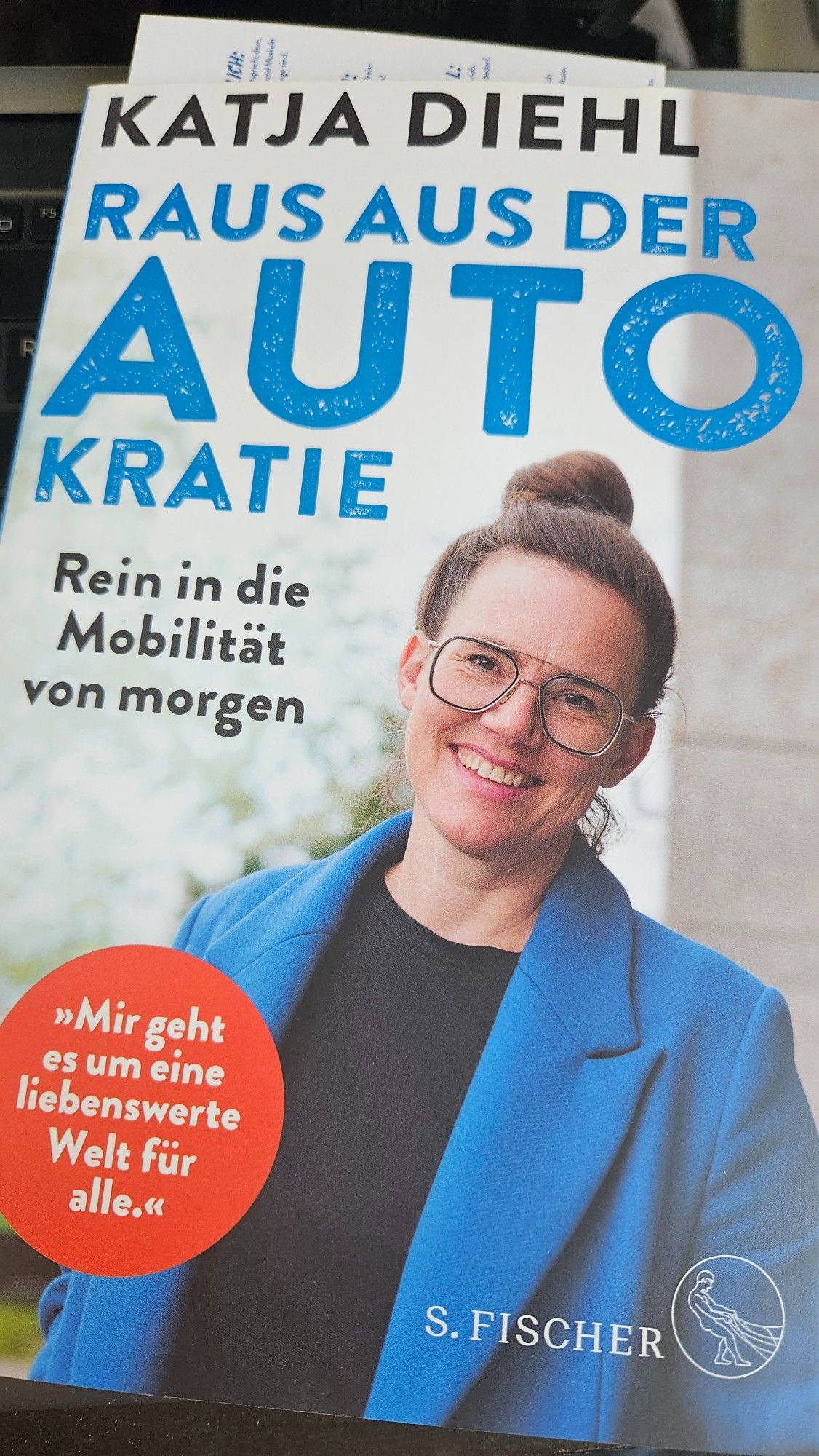 Bildbeschreibung
Buchcover. Katja Diehl ist abgebildet. Text: Katja Diehl - Raus aus der Autokratie - Rein in die Mobilität von morgen. "Mir geht es um eine liebenswerte Welt für alle."