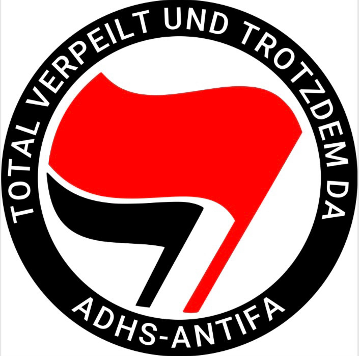 Antifa Banner mit dem Text: total verpeilt und trotzdem da ADHS- Antifa