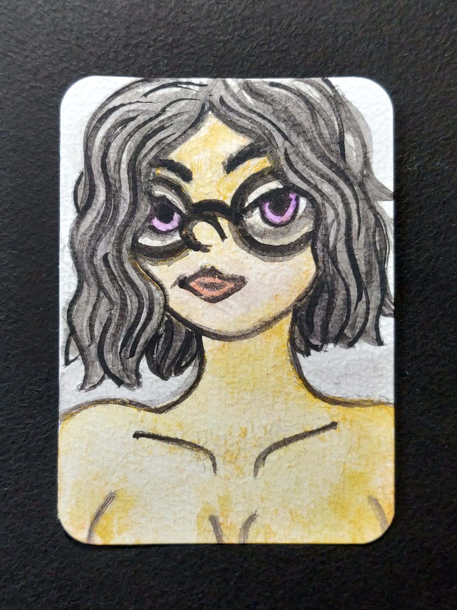 Une carte représentant une personne aux cheveux gris, aux yeux violets derrière des lunettes rondes, avec des cheveux mi-longs et le torse nu.