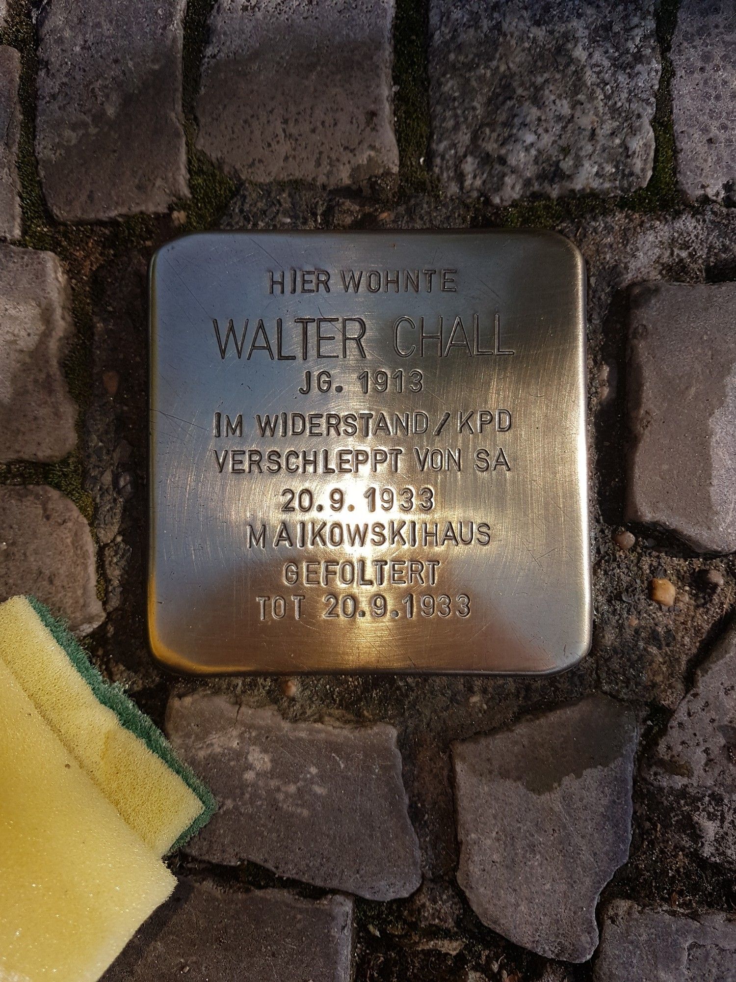 Stolperstein mit der Inschrift:

HIER WOHNTE
WALTER CHALL
JG. 1913
IM WIDERSTAND / KPD
VERSCHLEPPT VON SA
20.9.1933
MAIKOWSKIHAUS
GEFOLTERT
TOT 20.9.1933