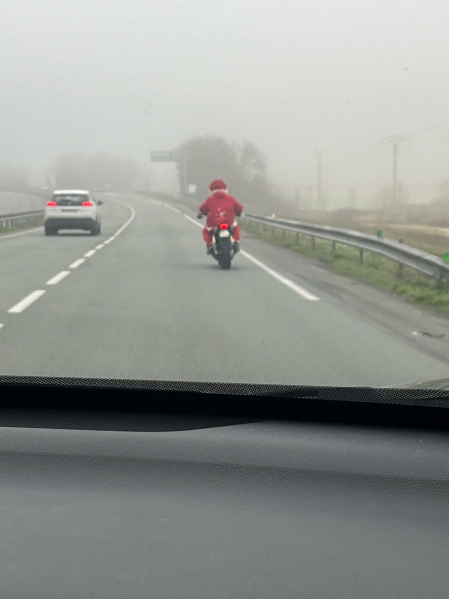 Un père Noel sur une moto