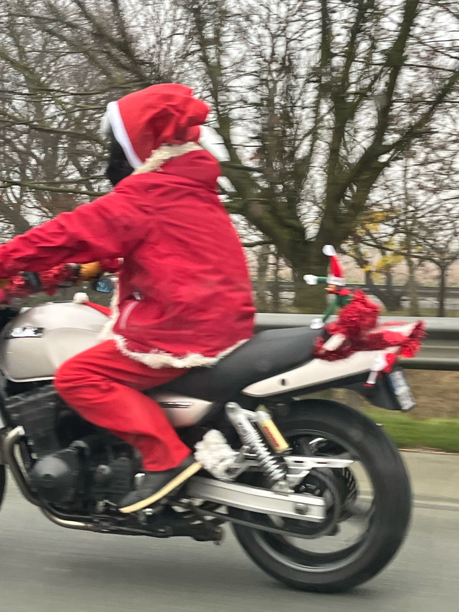 Le père Noel du  XXI siècle sur sa moto.