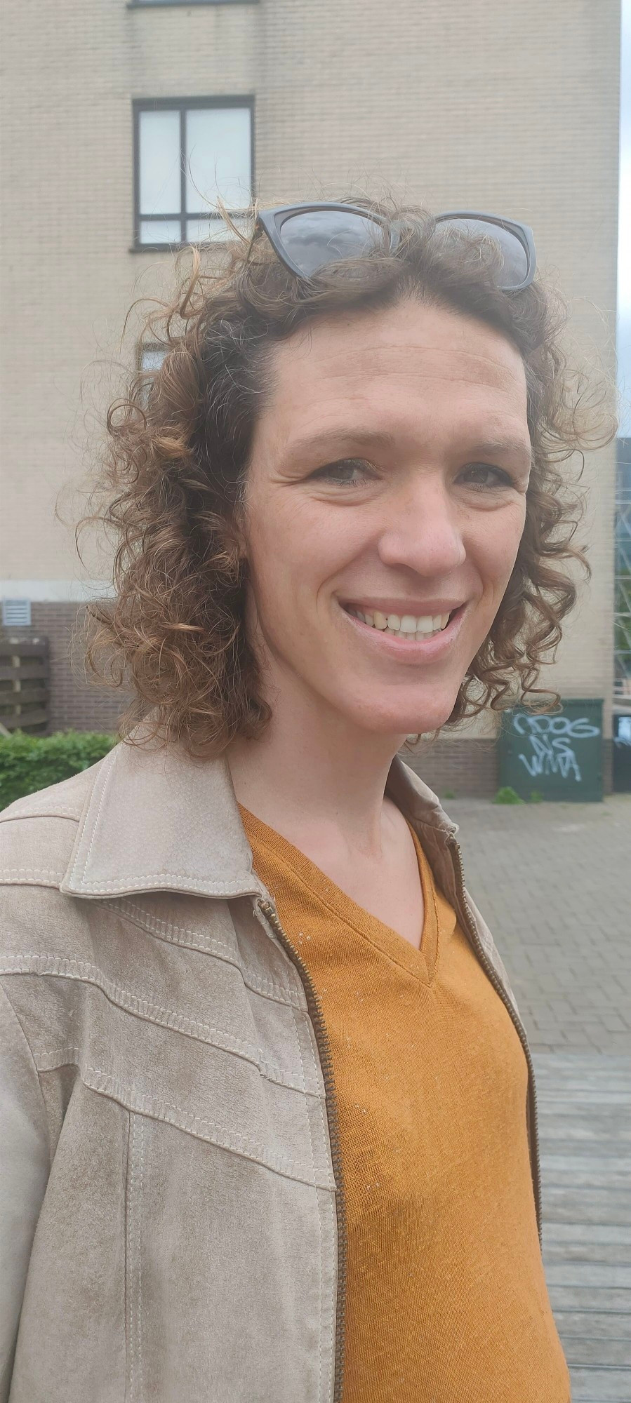 Women wearing a leather jacket and sunglasses in her hair