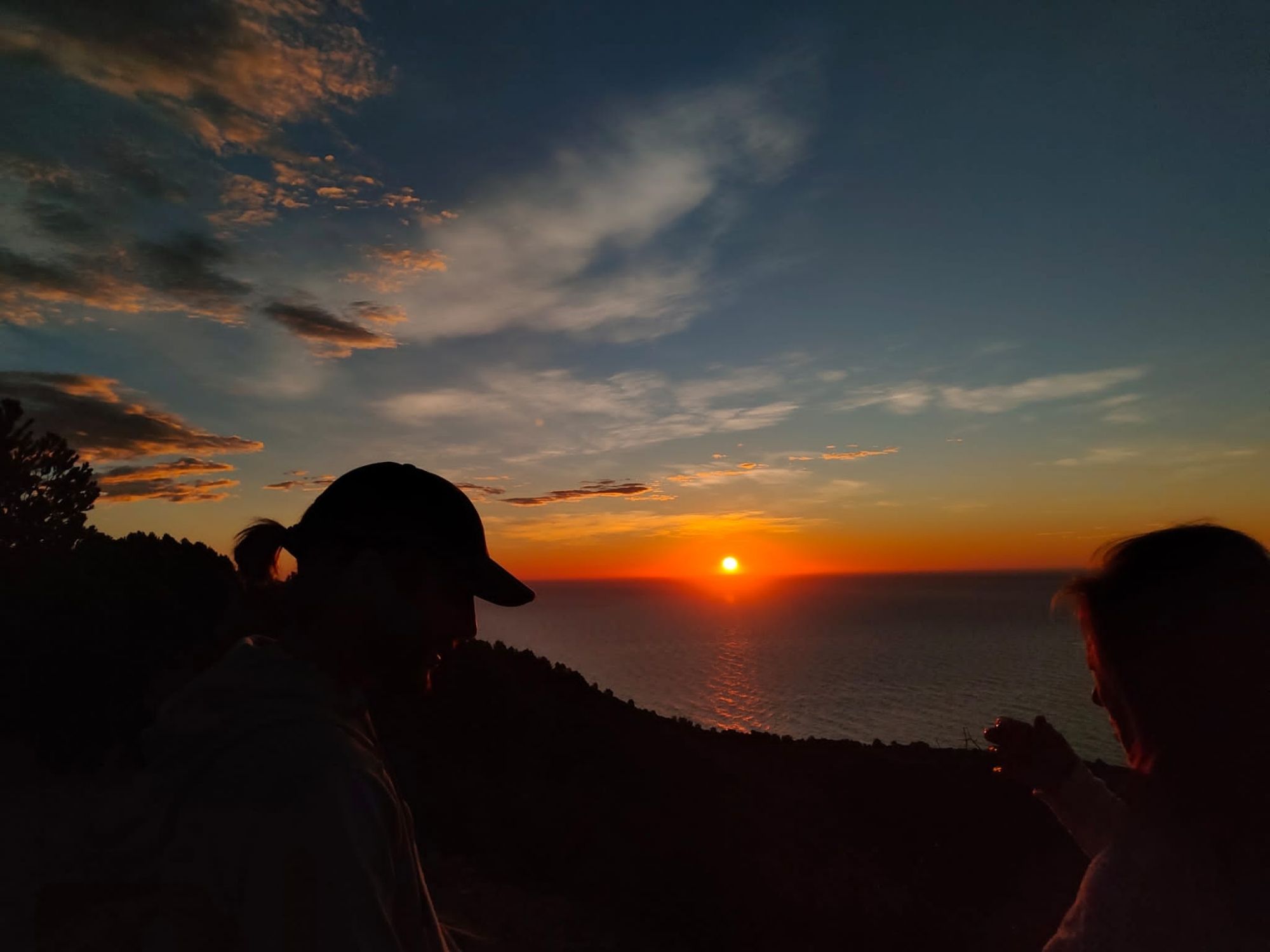 Foto de un precioso amanecer, viendo el mar desde la montaña y tomando café en buena compañía.