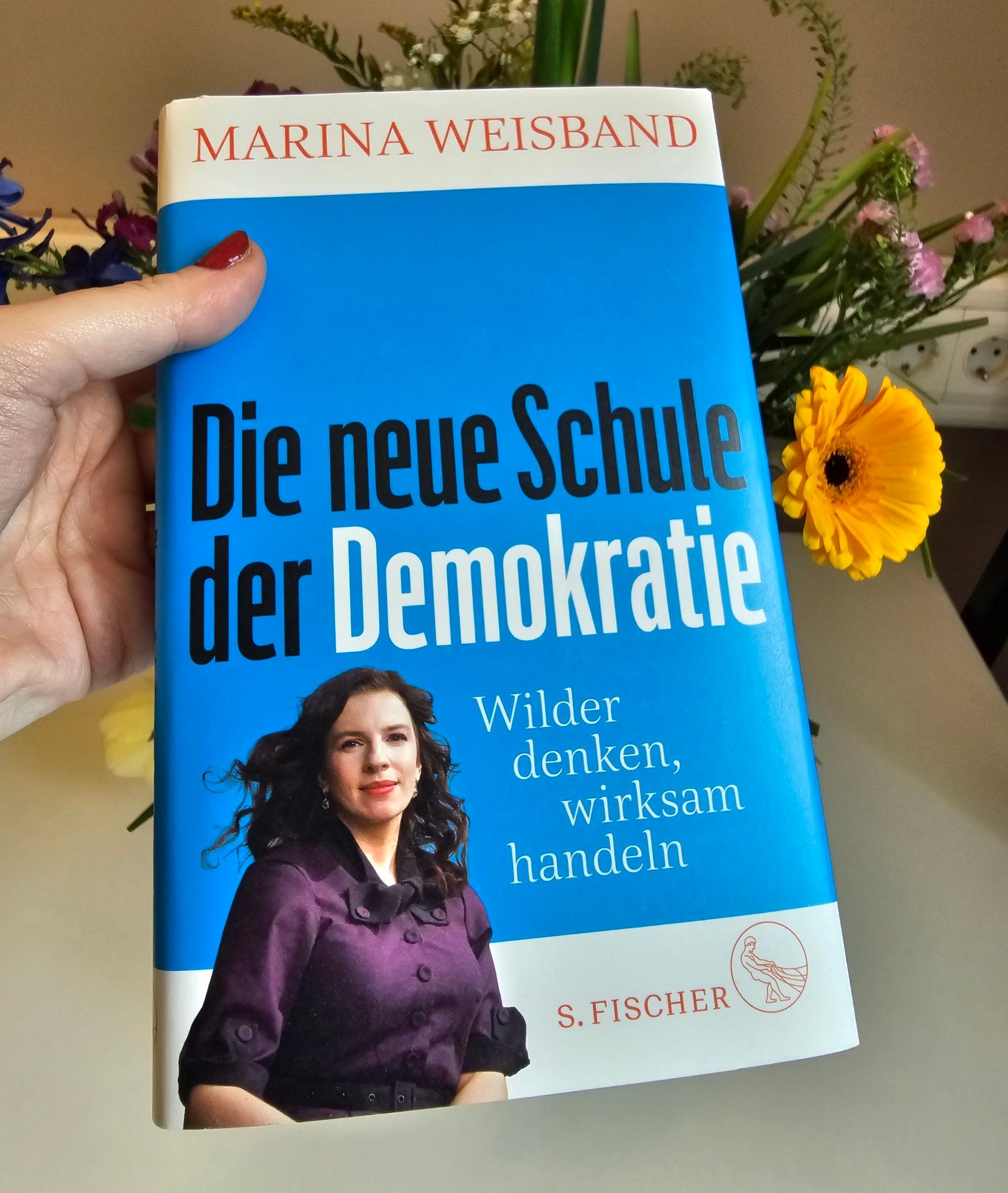 Blau eingebundenes Buch von Marina Weisband "Die neue Schule der Demokratie" vom Fischer-Verlag.